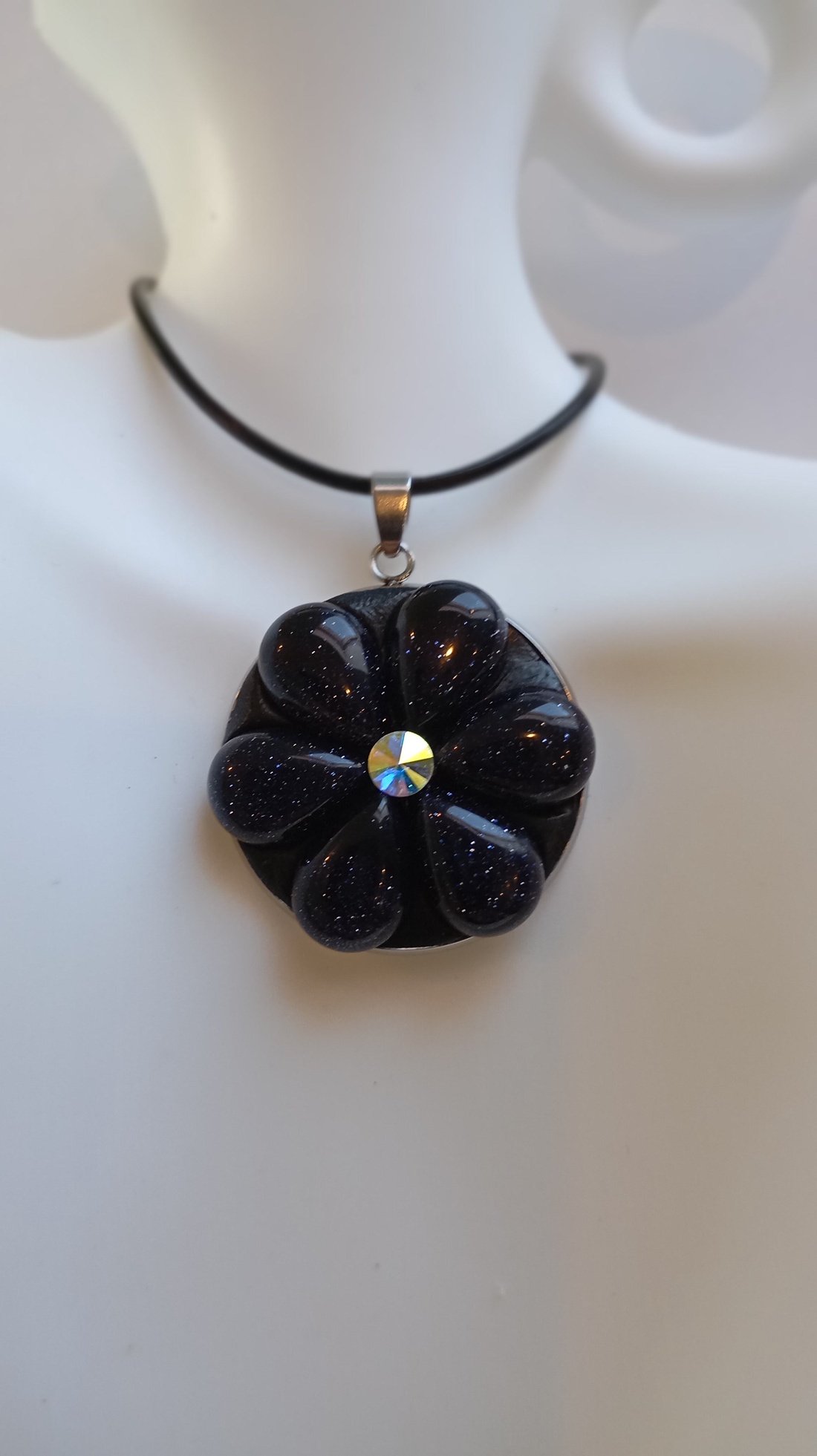 Pandantiv cu floare din Piatra Soarelui si Swarovski - bijuterii - coliere - pandative - Artynos.ro
