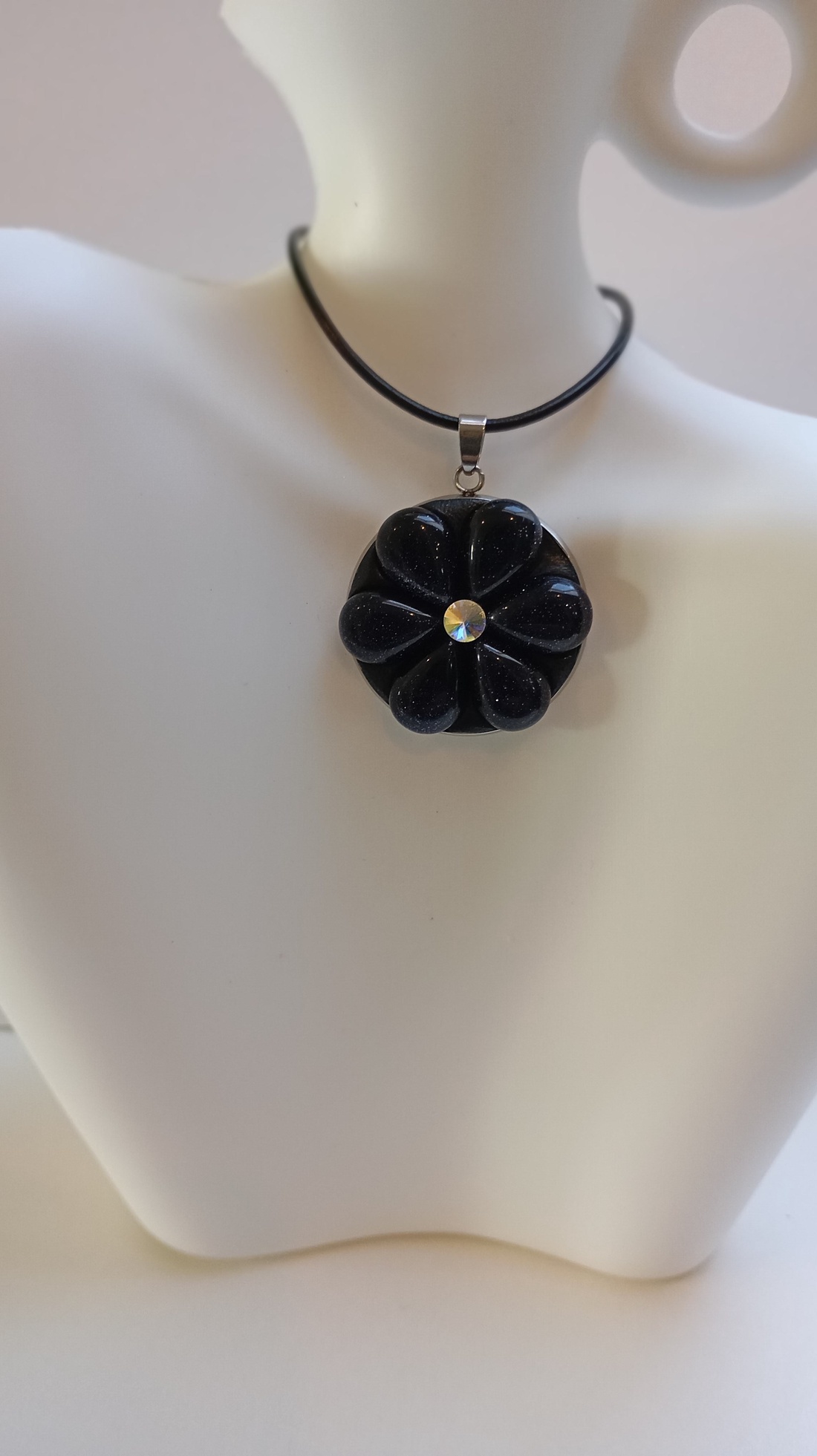 Pandantiv cu floare din Piatra Soarelui si Swarovski - bijuterii - coliere - pandative - Artynos.ro
