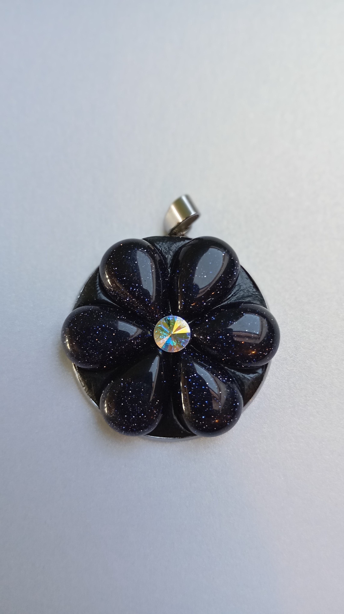 Pandantiv cu floare din Piatra Soarelui si Swarovski - bijuterii - coliere - pandative - Artynos.ro