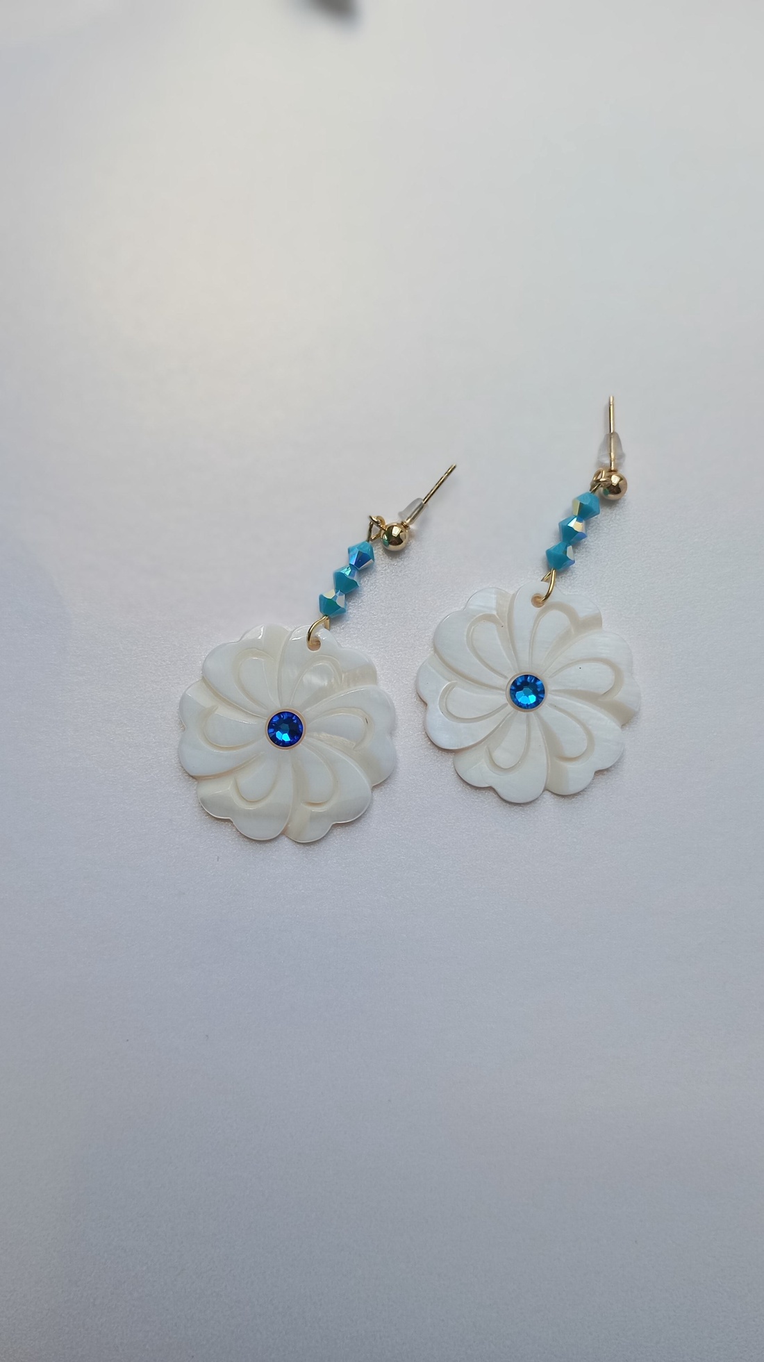 Cercei Floare Sidef 3 cm cu cristale Swarovski - bijuterii - cercei - cercei din pietre semiprețioase - Artynos.ro