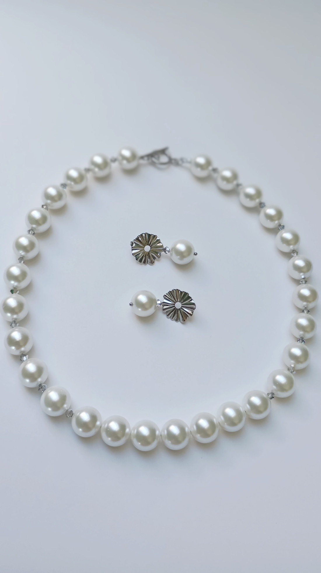 Set bijuterii Scoica alba perlata si Swarovski Vitrail Light, potrivit pentru mireasa - bijuterii - seturi de bijuterii - Artynos.ro