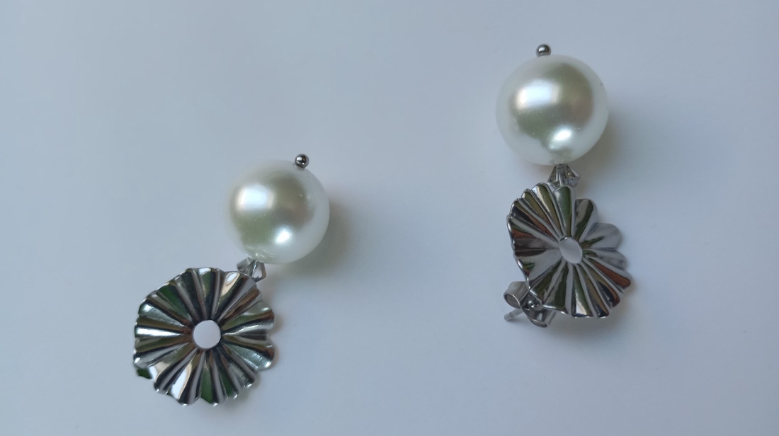 Set bijuterii Scoica alba perlata si Swarovski Vitrail Light, potrivit pentru mireasa - bijuterii - seturi de bijuterii - Artynos.ro