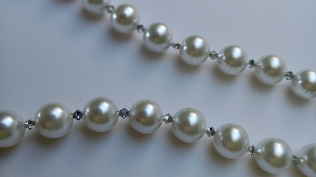 Set bijuterii Scoica alba perlata si Swarovski Vitrail Light, potrivit pentru mireasa - bijuterii - seturi de bijuterii - Artynos.ro