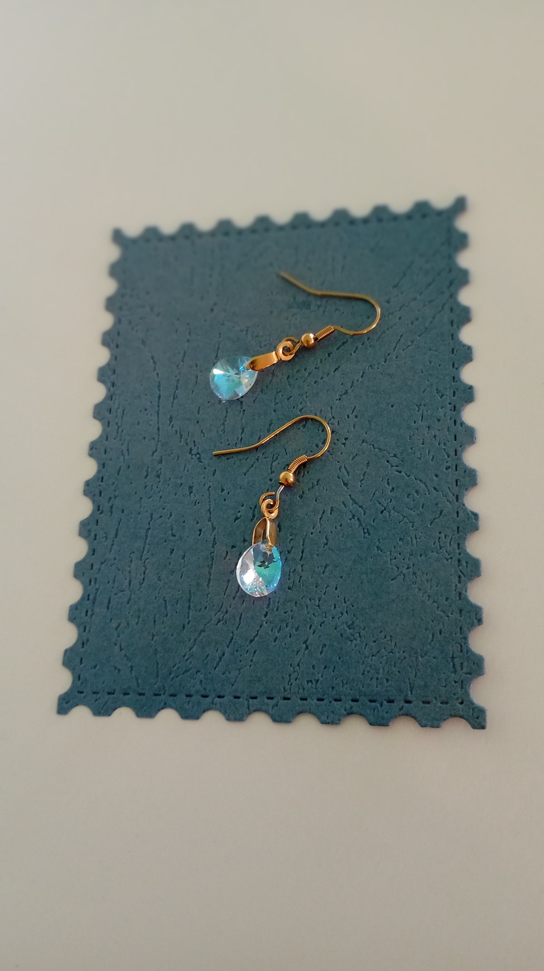 Cercei placati cu aur 18K si Swarovski Aurore Boreale Bleu - bijuterii - cercei - cercei lungi - Artynos.ro