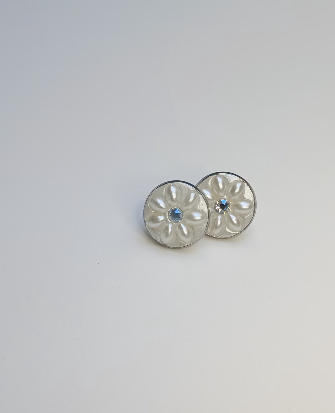 Cercei Floare alb perlata cu cristal Swarovski - bijuterii - cercei - cercei din mărgele - Artynos.ro