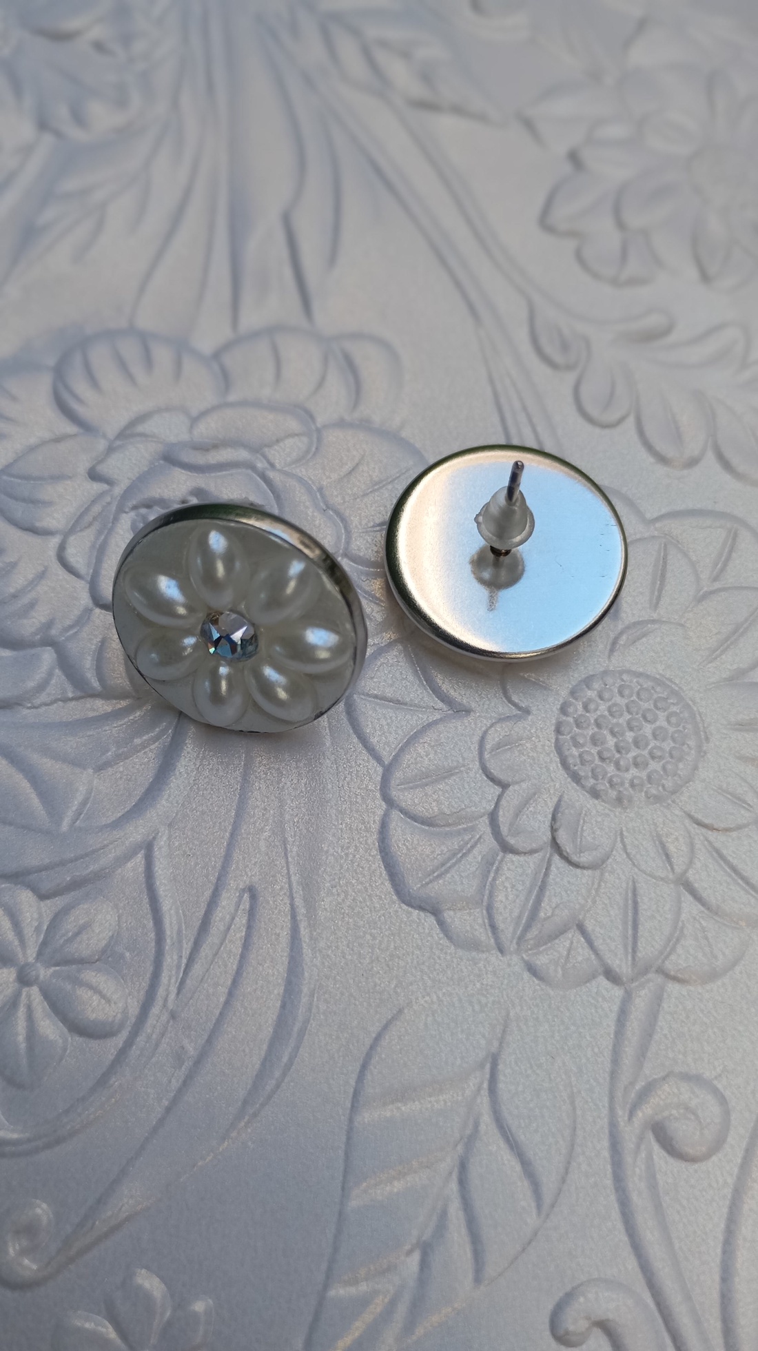 Cercei Floare alb perlata cu cristal Swarovski - bijuterii - cercei - cercei din mărgele - Artynos.ro
