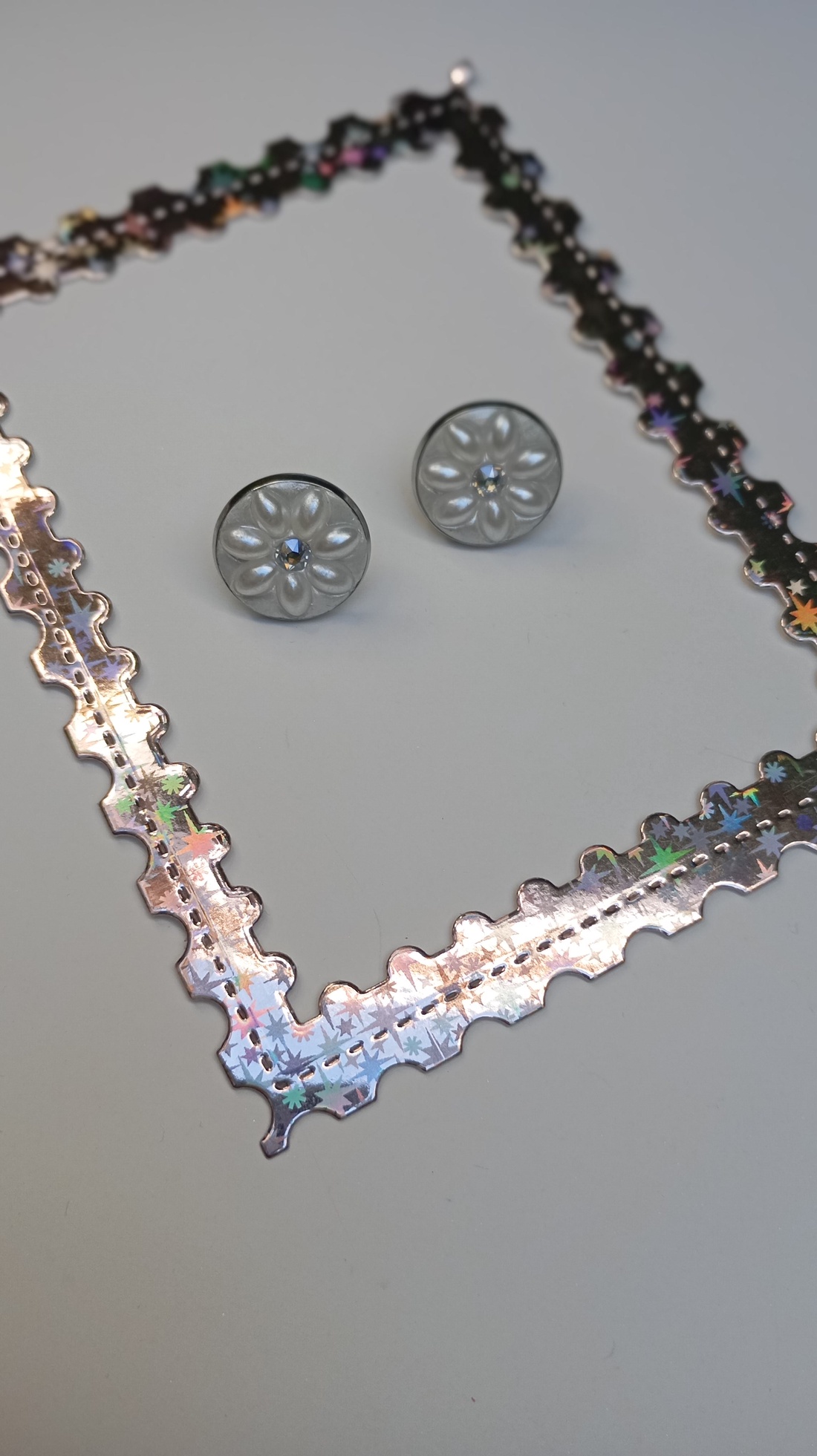 Cercei Floare alb perlata cu cristal Swarovski - bijuterii - cercei - cercei din mărgele - Artynos.ro
