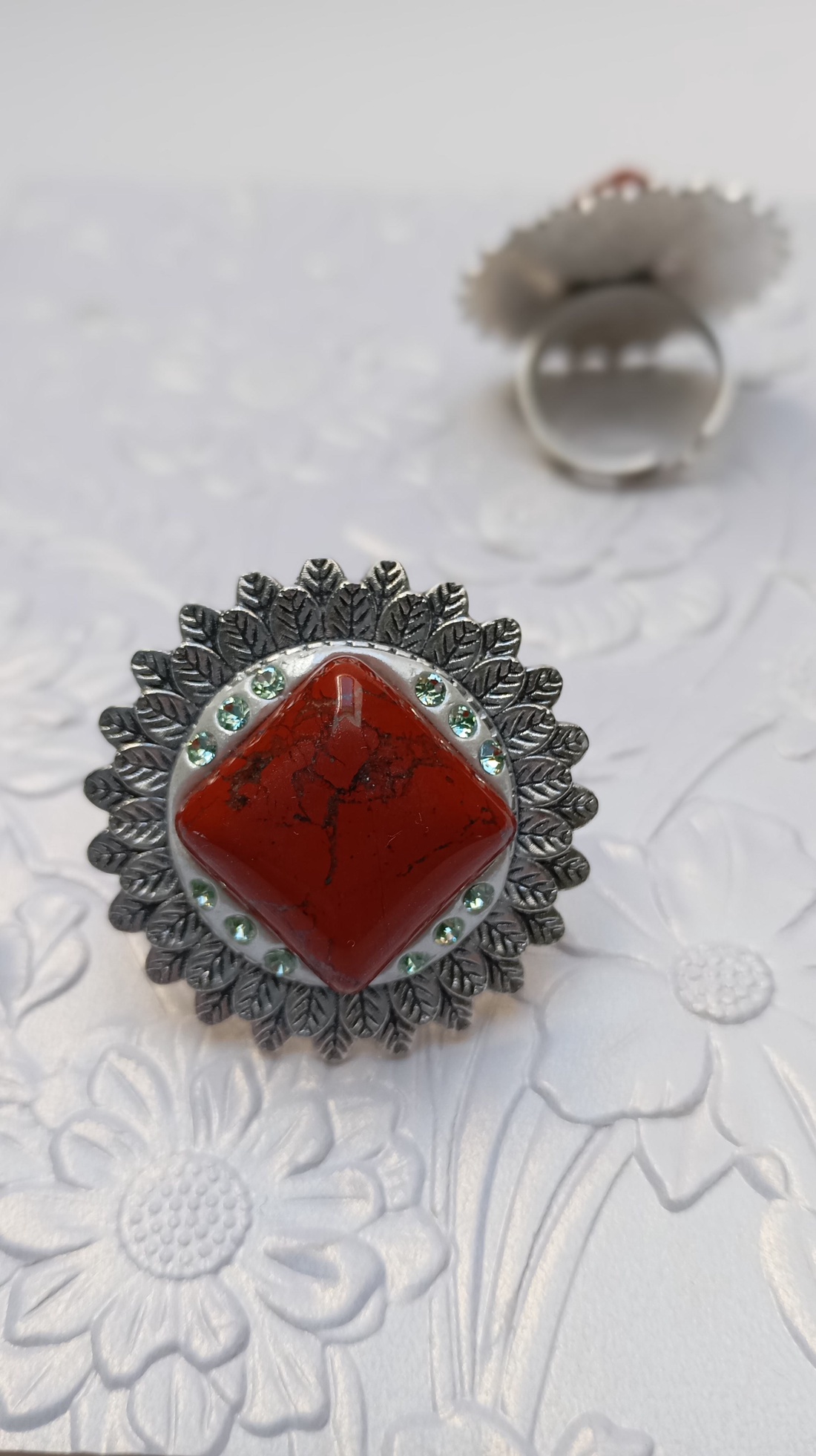 Inel Floare argintie 3.5cm cu Jasp rosu si Swarovski - bijuterii - inele - inele cu pietre semiprețioase - Artynos.ro