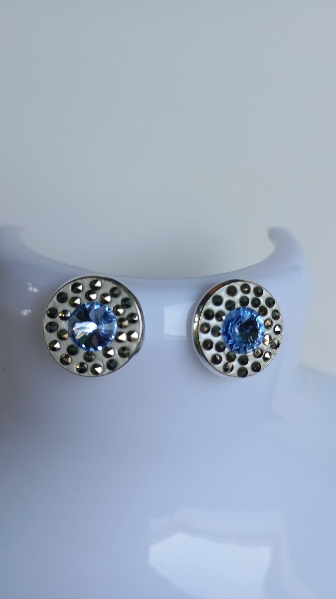 Cercei cu cristal Swarovski Blue Saphhire 6mm si marcasite 1.2mm - bijuterii - cercei - cercei din mărgele - Artynos.ro
