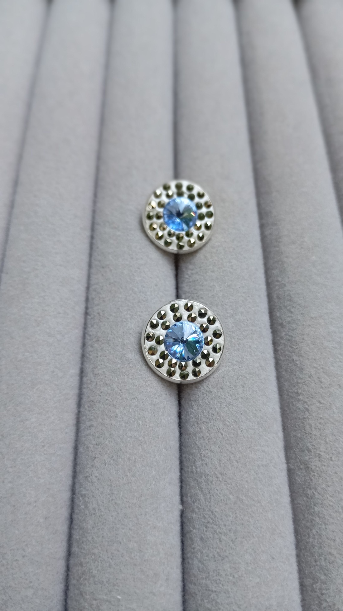 Cercei cu cristal Swarovski Blue Saphhire 6mm si marcasite 1.2mm - bijuterii - cercei - cercei din mărgele - Artynos.ro