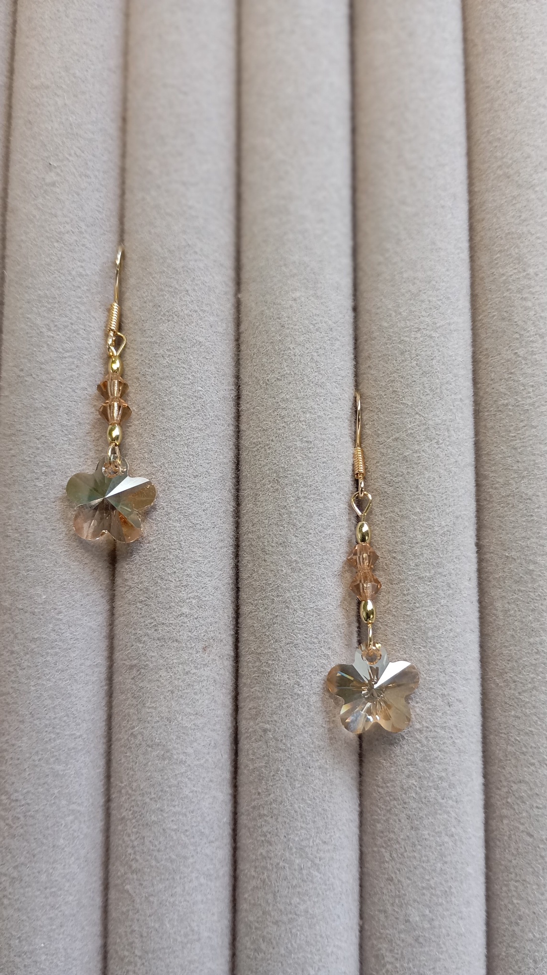 Cercei din argint placat cu aur 18K si cristale Swarovski - bijuterii - cercei - cercei din mărgele - Artynos.ro