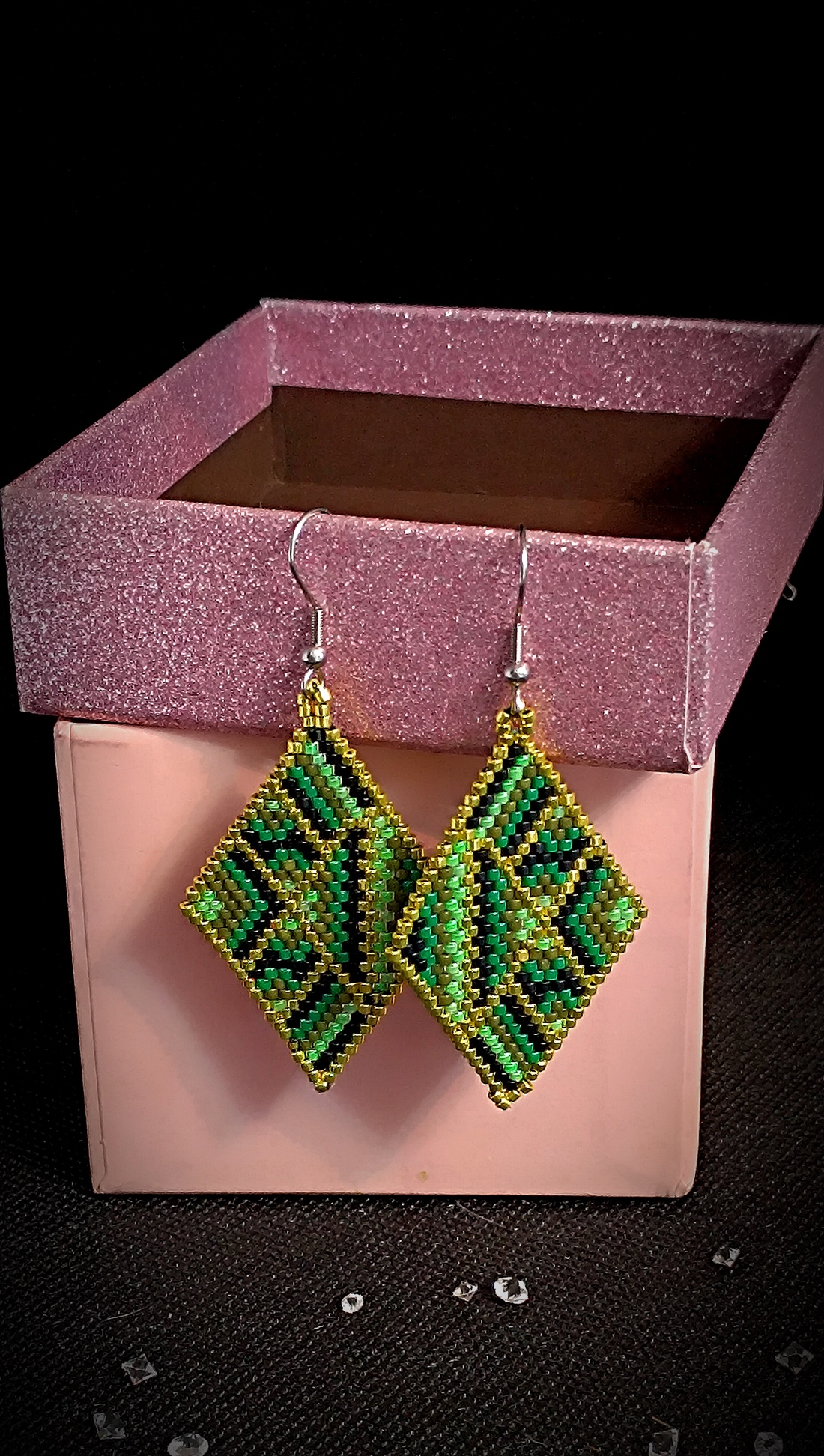 Cercei Verzi Broderie Myiuki Delica - bijuterii - cercei - cercei agățați - Artynos.ro Cercei Verzi Broderie Myiuki Delica - bijuterii - cercei - cercei agățați - Artynos.ro