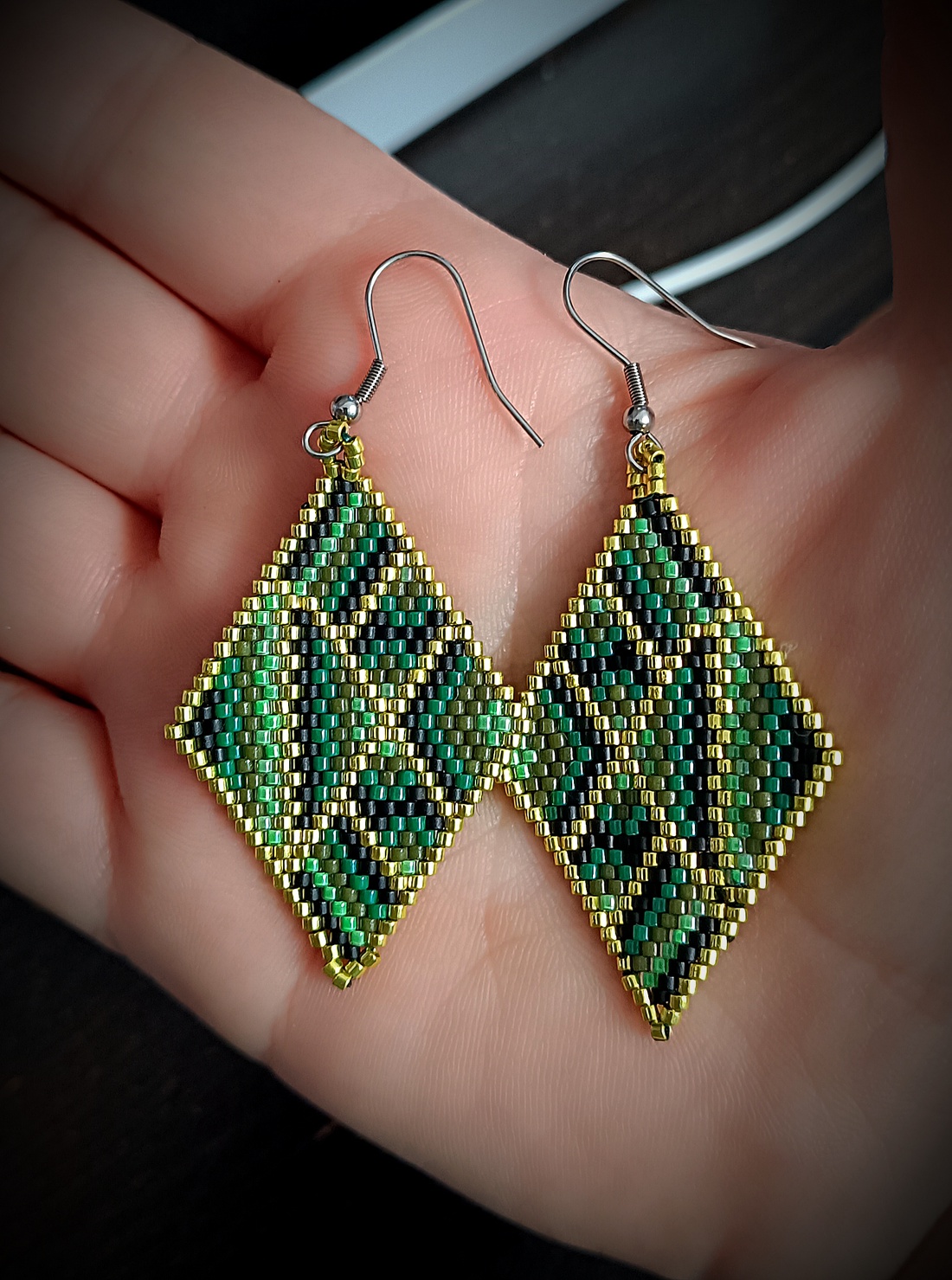 Cercei Verzi Broderie Myiuki Delica - bijuterii - cercei - cercei agățați - Artynos.ro Cercei Verzi Broderie Myiuki Delica - bijuterii - cercei - cercei agățați - Artynos.ro