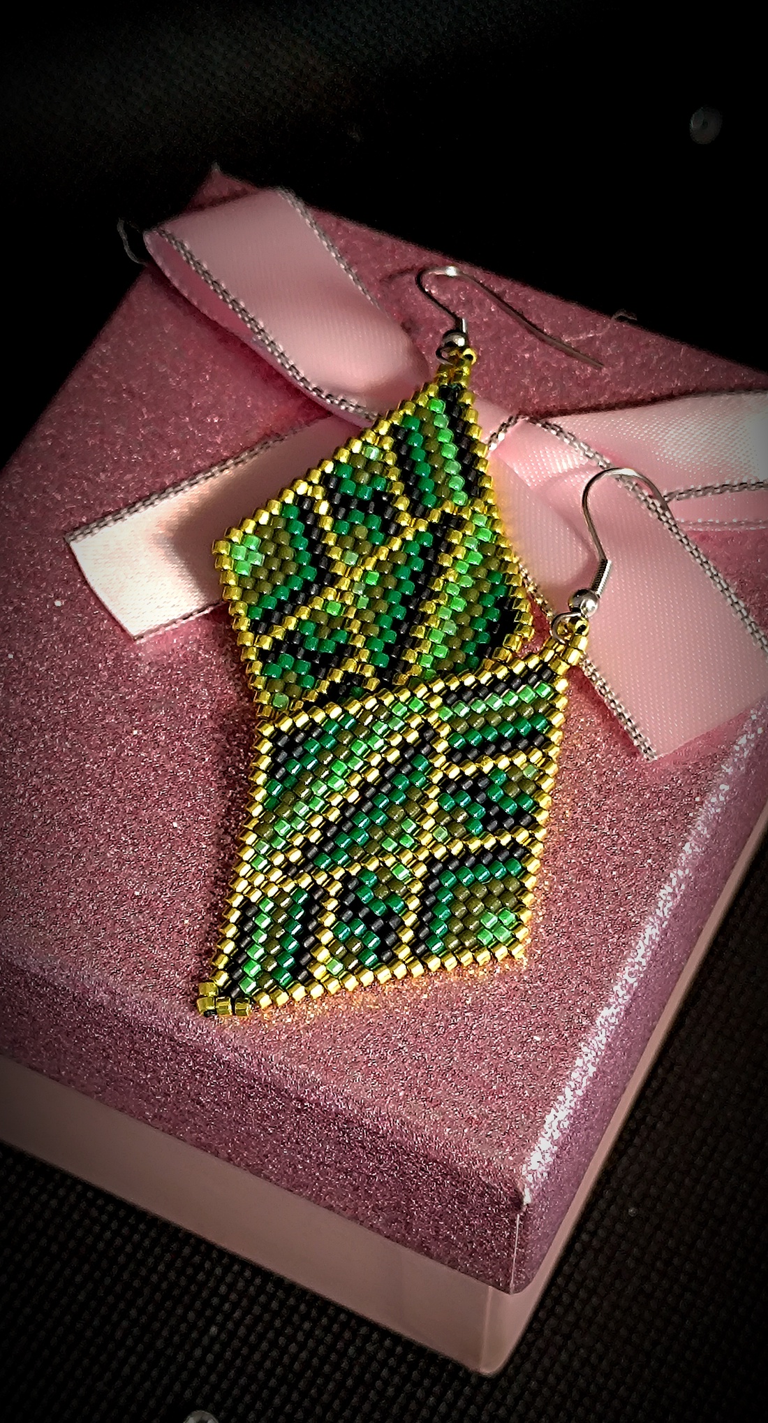 Cercei Verzi Broderie Myiuki Delica - bijuterii - cercei - cercei agățați - Artynos.ro Cercei Verzi Broderie Myiuki Delica - bijuterii - cercei - cercei agățați - Artynos.ro