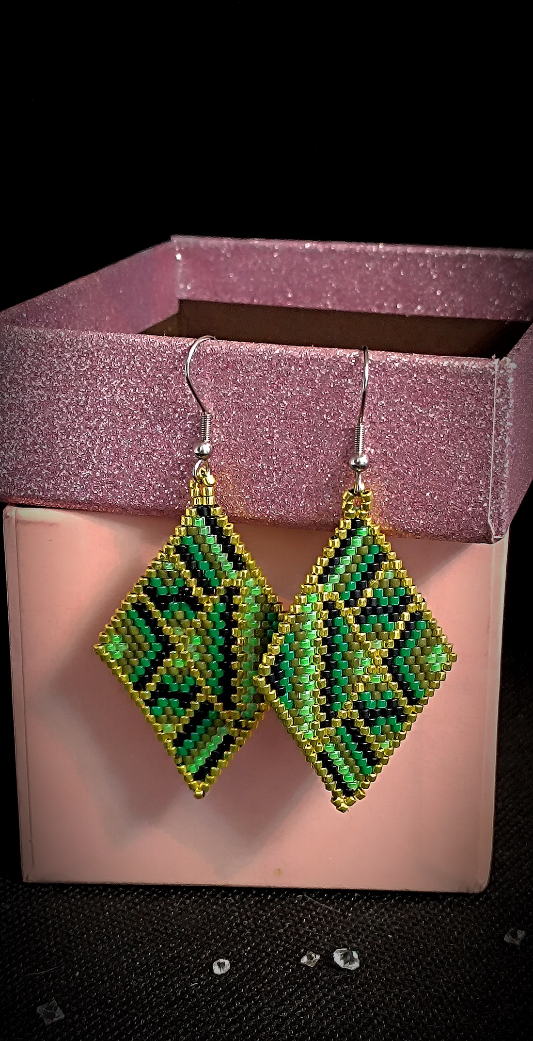 Cercei Verzi Broderie Myiuki Delica - bijuterii - cercei - cercei agățați - Artynos.ro Cercei Verzi Broderie Myiuki Delica - bijuterii - cercei - cercei agățați - Artynos.ro