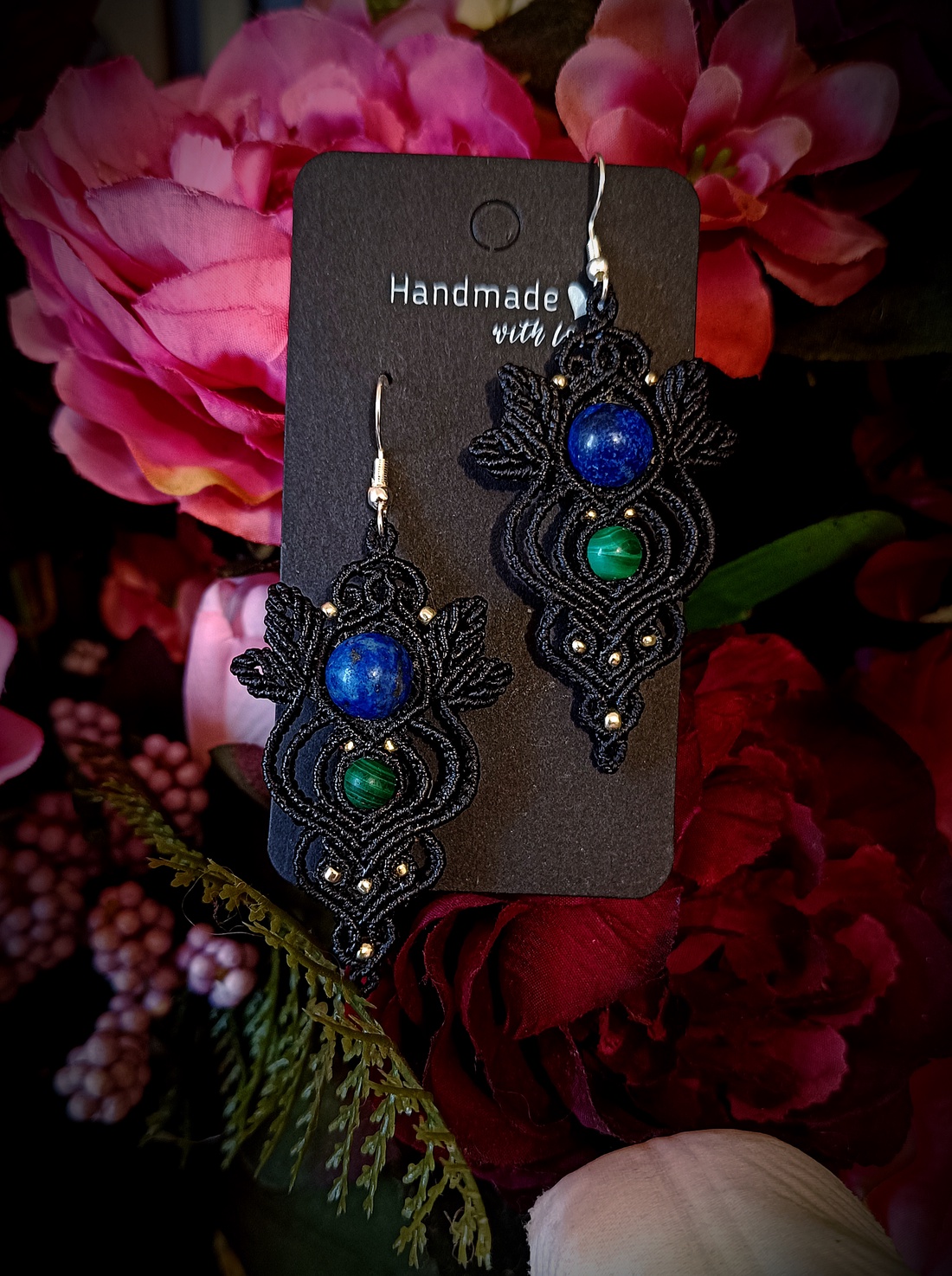 Cercei negri macrame cu Lapis Lazuli și Malachit - bijuterii - cercei - cercei agățați - Artynos.ro Cercei negri macrame cu Lapis Lazuli și Malachit - bijuterii - cercei - cercei agățați - Artynos.ro