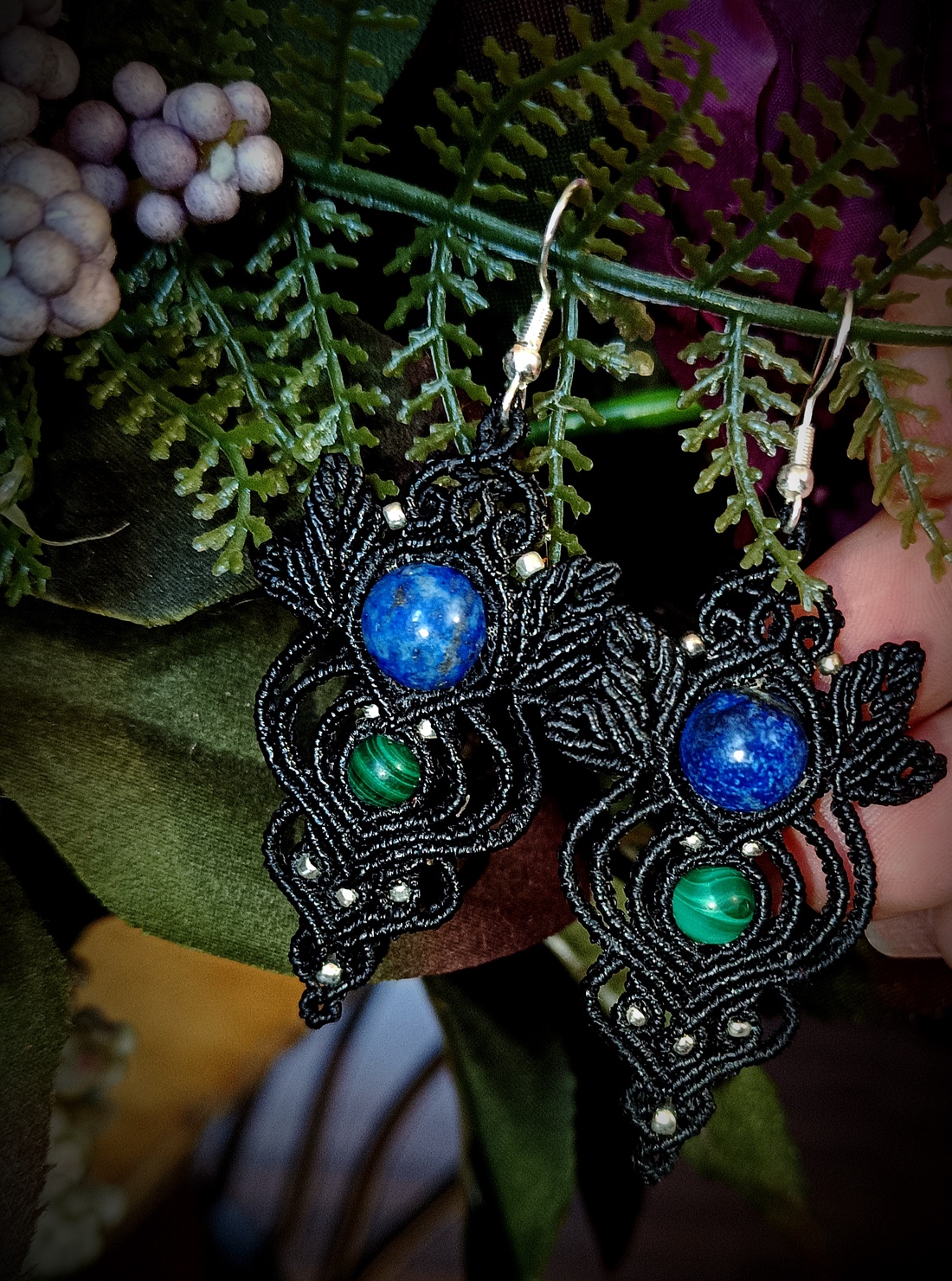 Cercei negri macrame cu Lapis Lazuli și Malachit - bijuterii - cercei - cercei agățați - Artynos.ro Cercei negri macrame cu Lapis Lazuli și Malachit - bijuterii - cercei - cercei agățați - Artynos.ro