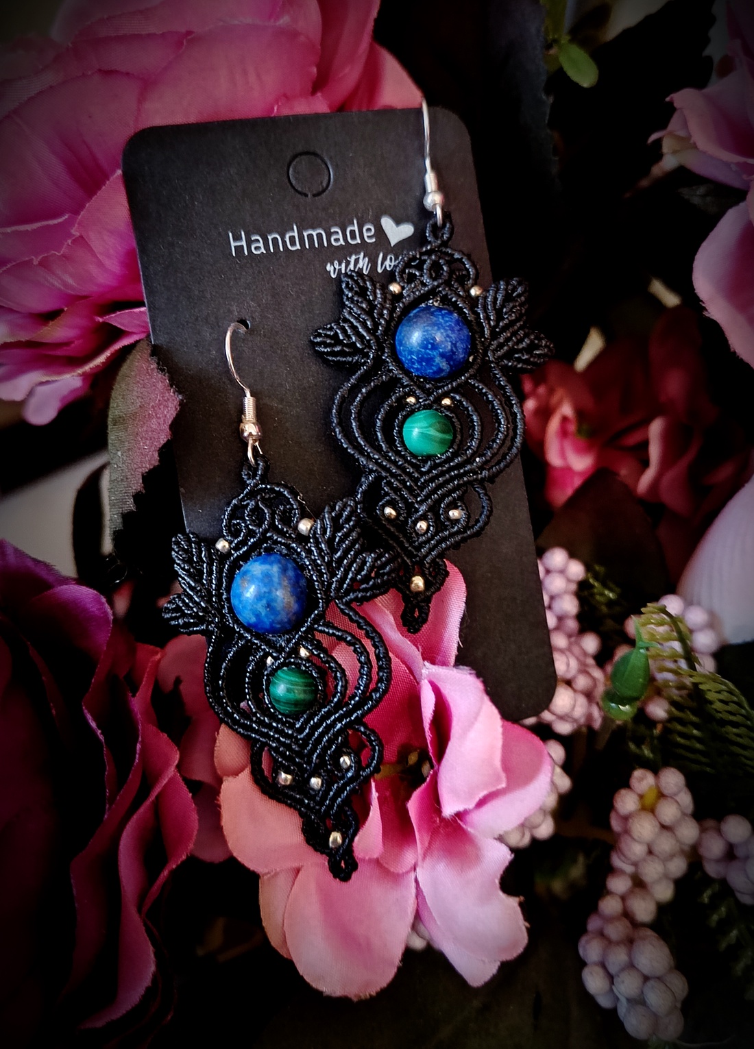 Cercei negri macrame cu Lapis Lazuli și Malachit - bijuterii - cercei - cercei agățați - Artynos.ro Cercei negri macrame cu Lapis Lazuli și Malachit - bijuterii - cercei - cercei agățați - Artynos.ro