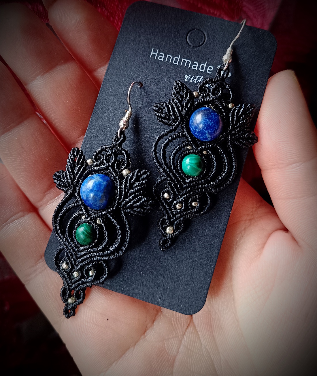 Cercei negri macrame cu Lapis Lazuli și Malachit - bijuterii - cercei - cercei agățați - Artynos.ro Cercei negri macrame cu Lapis Lazuli și Malachit - bijuterii - cercei - cercei agățați - Artynos.ro