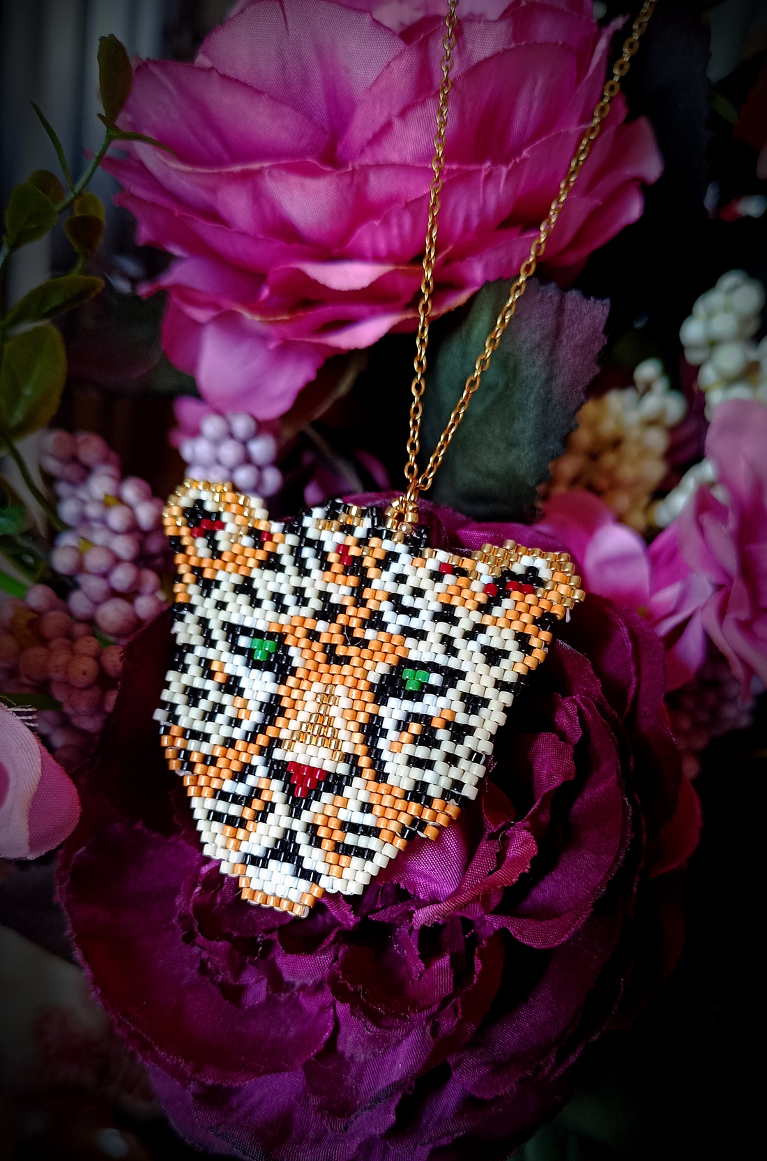 Pandantiv tigru broderie mărgele Myiuki Delica - bijuterii - coliere - coliere cu pandantive - Artynos.ro Pandantiv tigru broderie mărgele Myiuki Delica - bijuterii - coliere - coliere cu pandantive - Artynos.ro