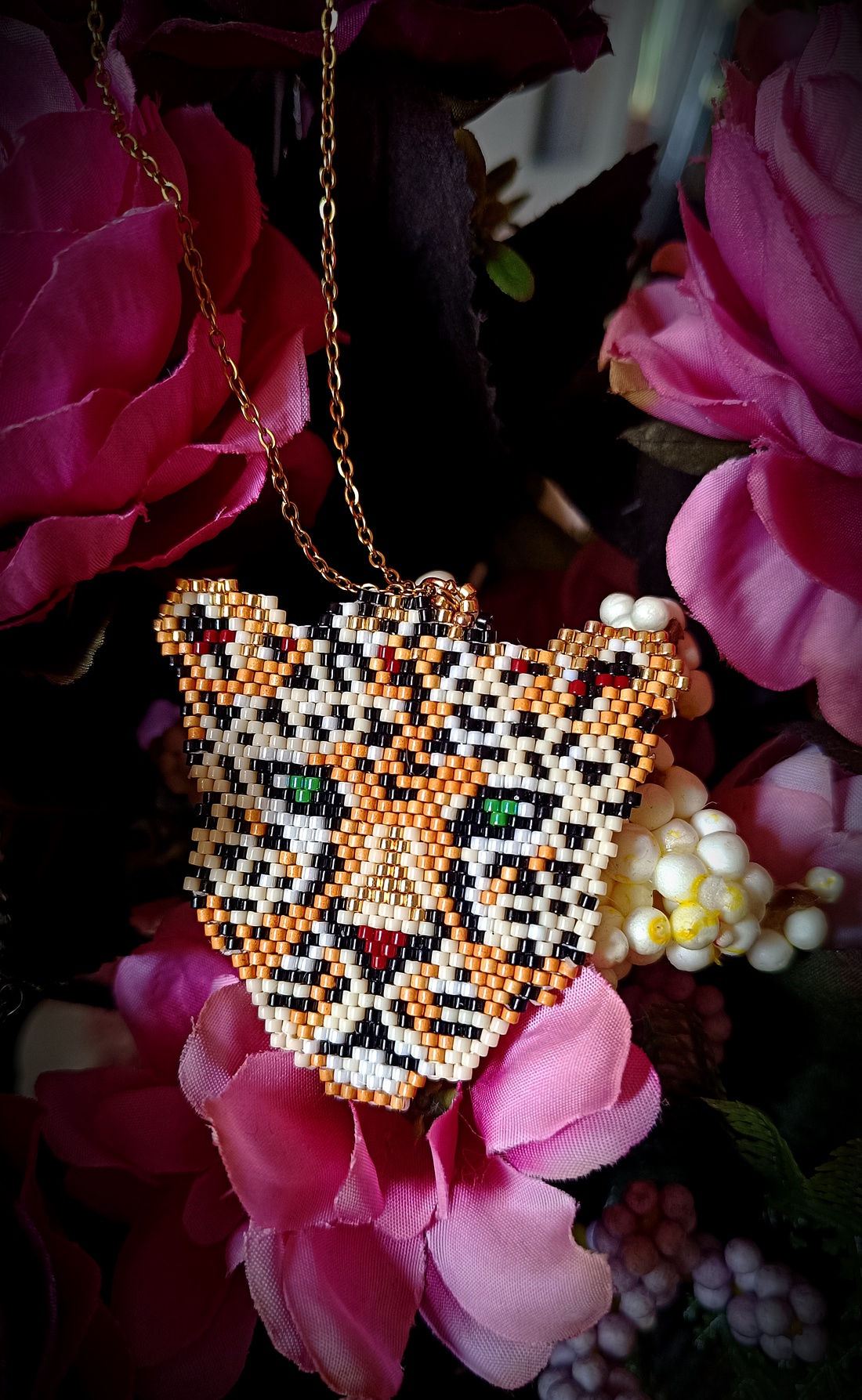 Pandantiv tigru broderie mărgele Myiuki Delica - bijuterii - coliere - coliere cu pandantive - Artynos.ro Pandantiv tigru broderie mărgele Myiuki Delica - bijuterii - coliere - coliere cu pandantive - Artynos.ro