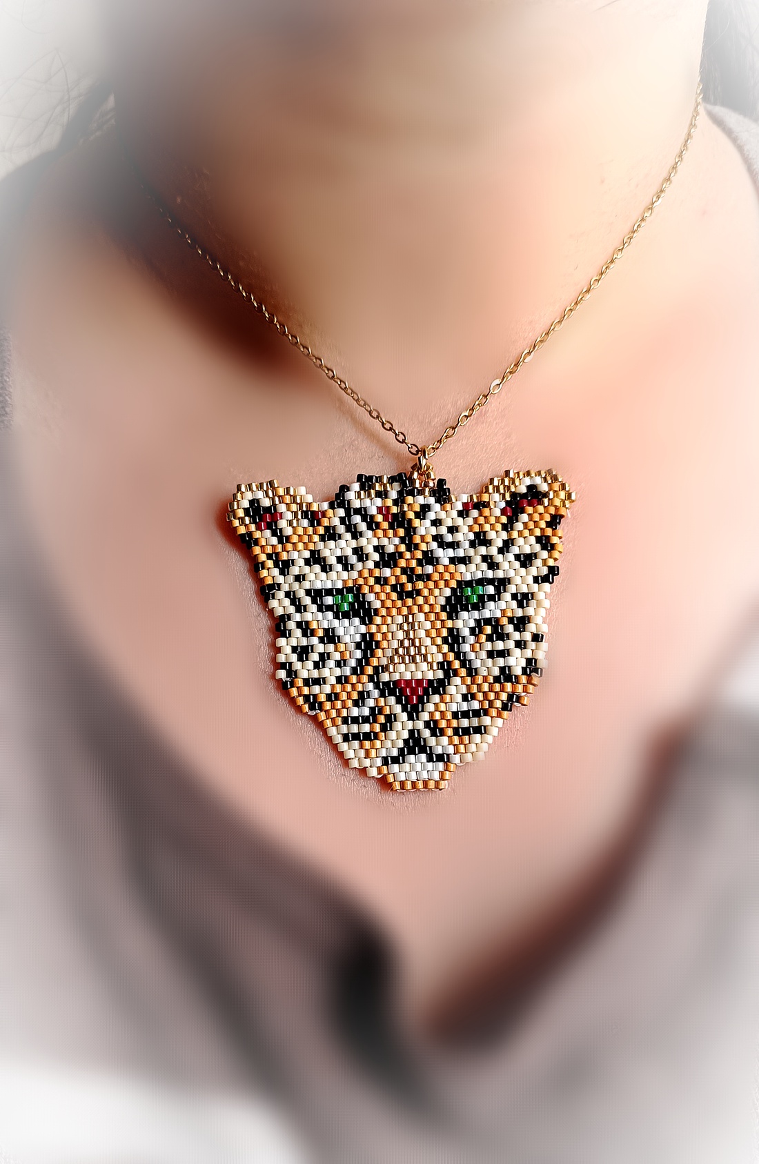 Pandantiv tigru broderie mărgele Myiuki Delica - bijuterii - coliere - coliere cu pandantive - Artynos.ro Pandantiv tigru broderie mărgele Myiuki Delica - bijuterii - coliere - coliere cu pandantive - Artynos.ro