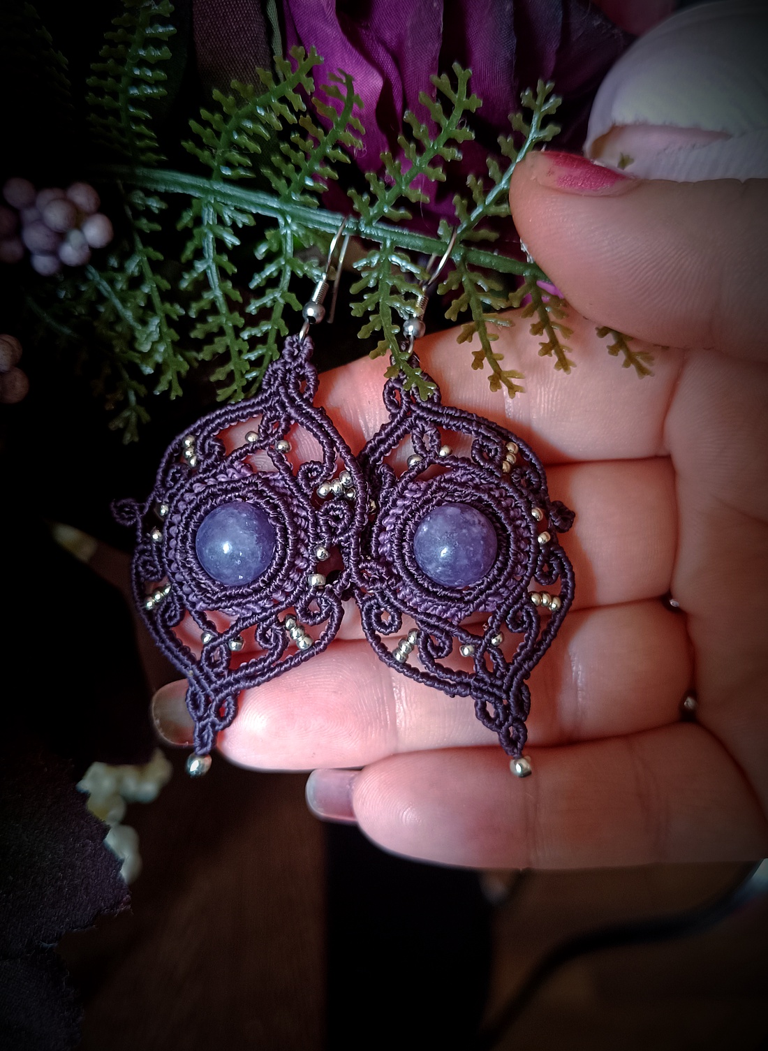 Cercei micromacrame cu cristal Lepidolit - bijuterii - cercei - cercei agățați - Artynos.ro Cercei micromacrame cu cristal Lepidolit - bijuterii - cercei - cercei agățați - Artynos.ro