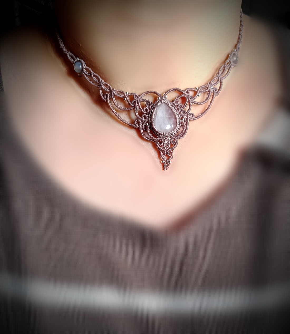 Colier delicat macrame cu Cuart Roz - bijuterii - coliere - colier y - Artynos.ro Colier delicat macrame cu Cuart Roz - bijuterii - coliere - colier y - Artynos.ro