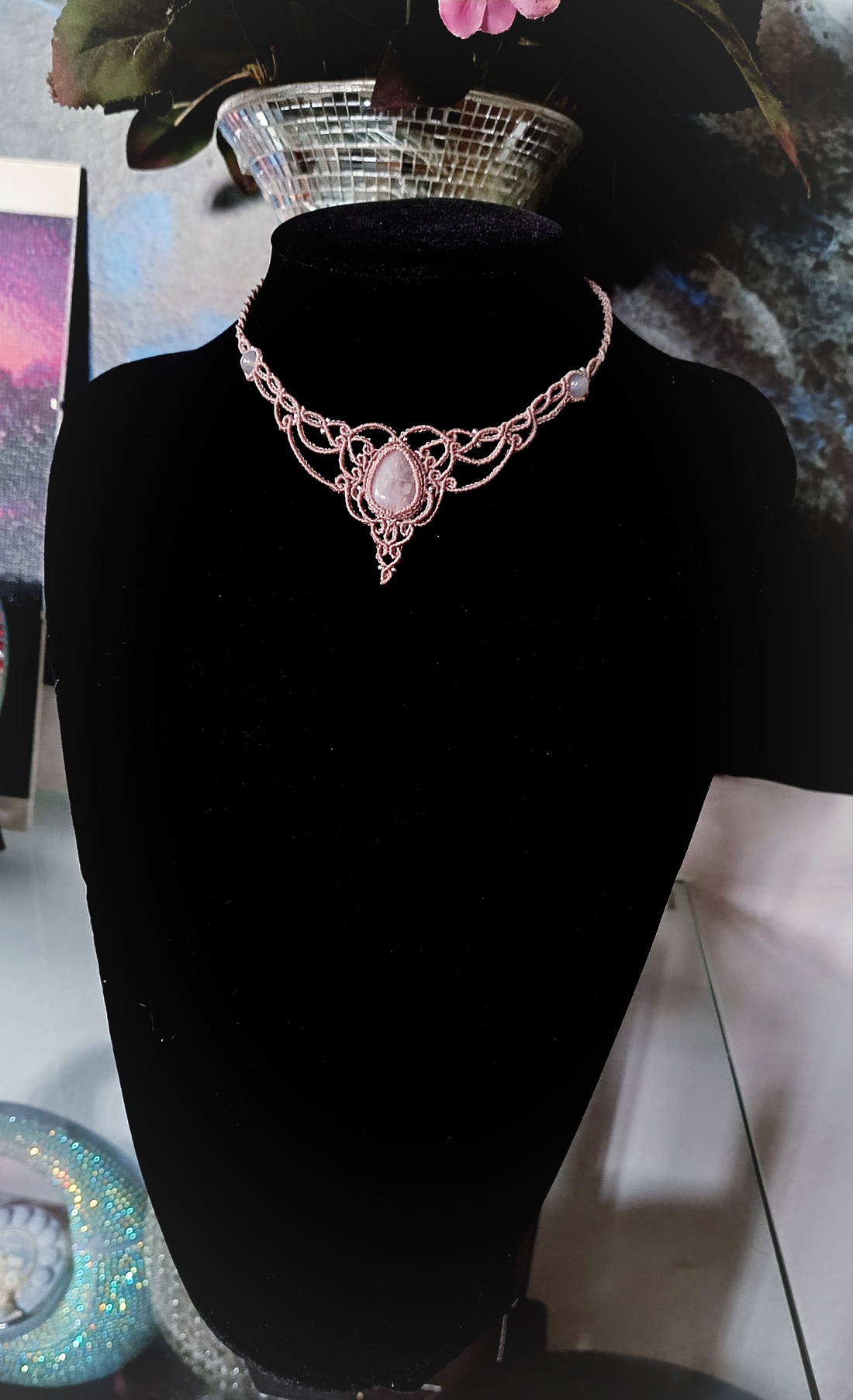Colier delicat macrame cu Cuart Roz - bijuterii - coliere - colier y - Artynos.ro Colier delicat macrame cu Cuart Roz - bijuterii - coliere - colier y - Artynos.ro