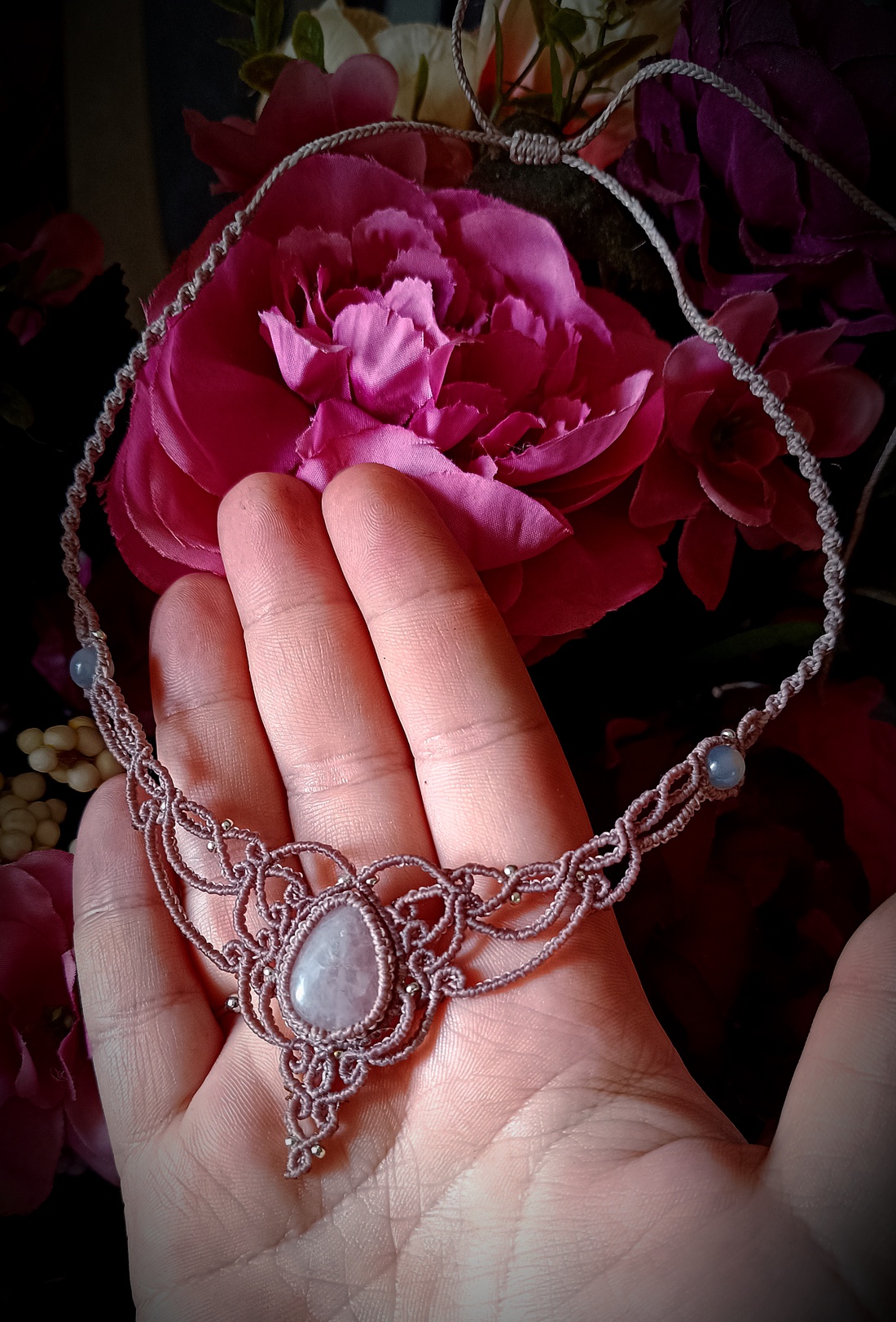 Colier delicat macrame cu Cuart Roz - bijuterii - coliere - colier y - Artynos.ro Colier delicat macrame cu Cuart Roz - bijuterii - coliere - colier y - Artynos.ro