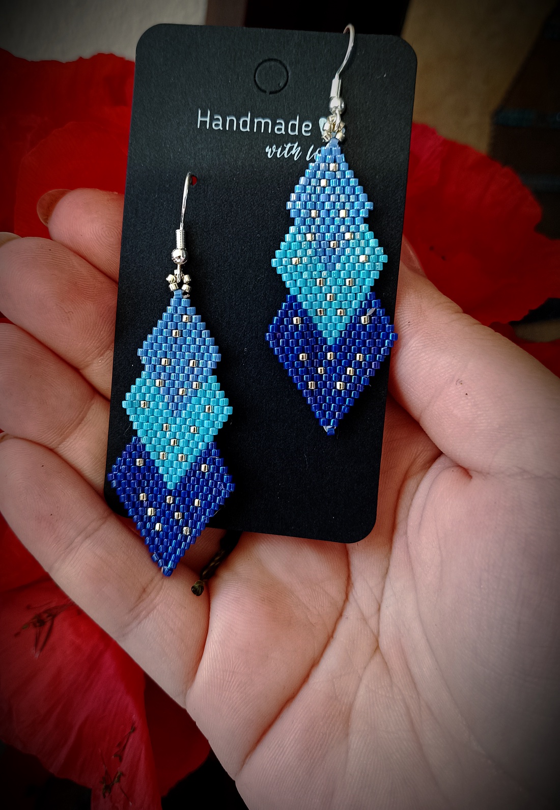 Cercei nuanțe de albastru din broderie Myiuki - bijuterii - cercei - cercei agățați - Artynos.ro Cercei nuanțe de albastru din broderie Myiuki - bijuterii - cercei - cercei agățați - Artynos.ro