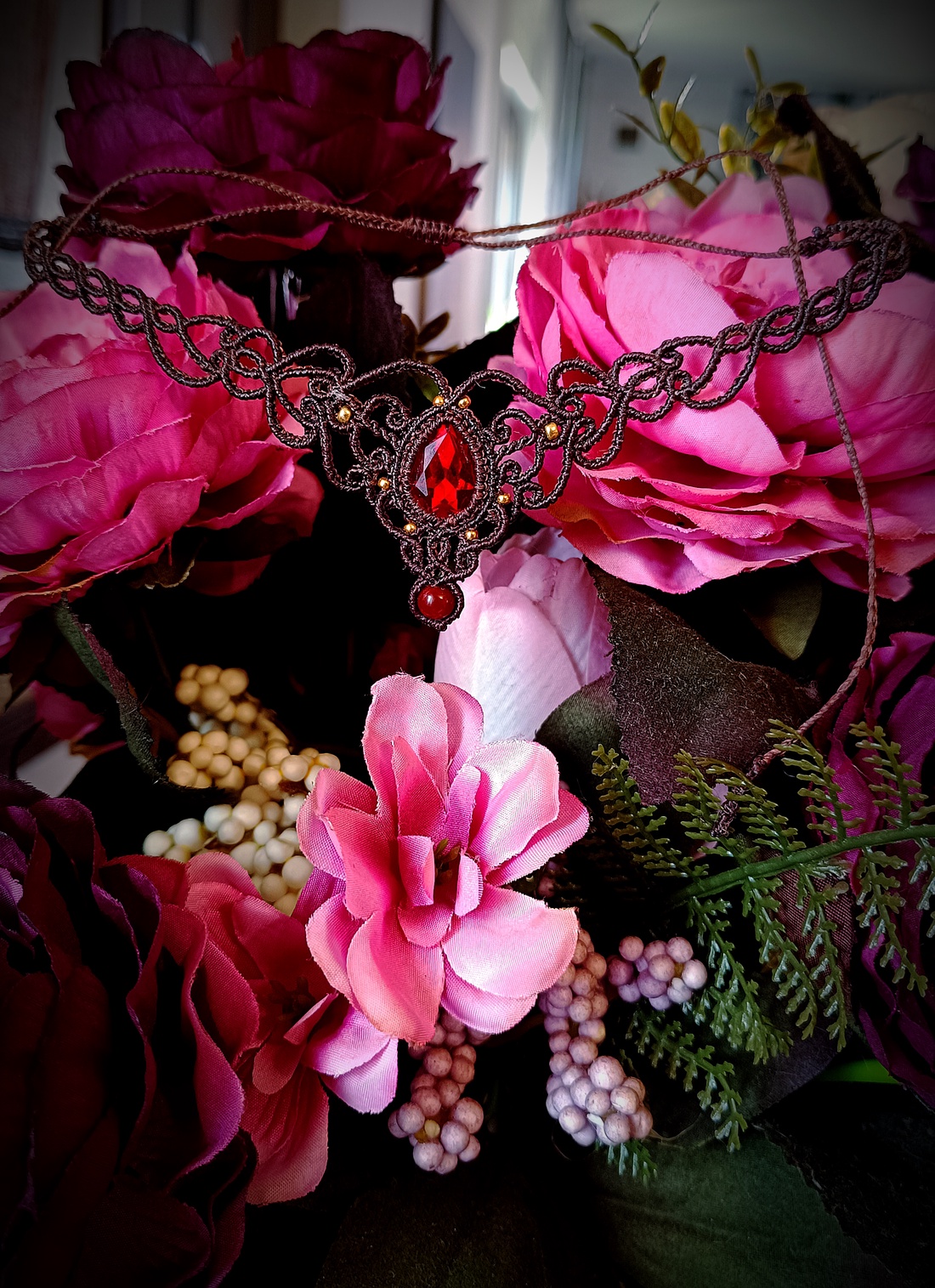 Colier elegant micromacrame cu cristal roșu preciosa - bijuterii - coliere - colier y - Artynos.ro Colier elegant micromacrame cu cristal roșu preciosa - bijuterii - coliere - colier y - Artynos.ro