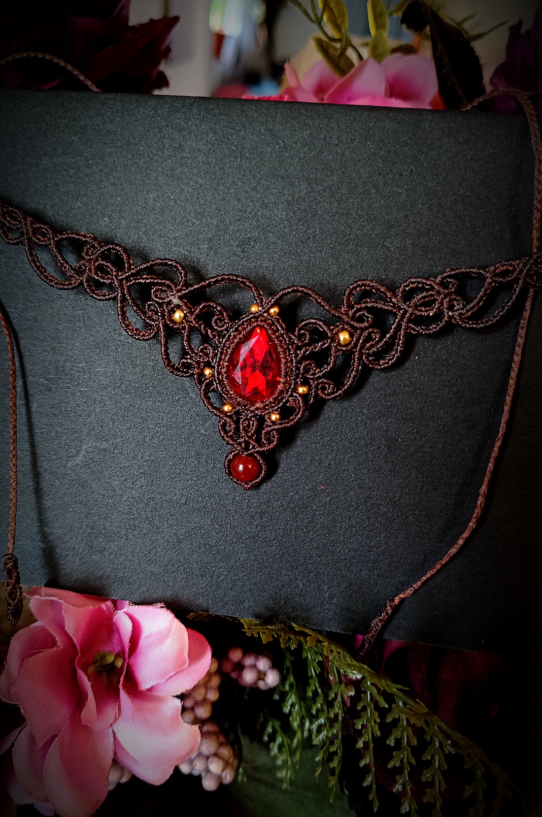 Colier elegant micromacrame cu cristal roșu preciosa - bijuterii - coliere - colier y - Artynos.ro Colier elegant micromacrame cu cristal roșu preciosa - bijuterii - coliere - colier y - Artynos.ro