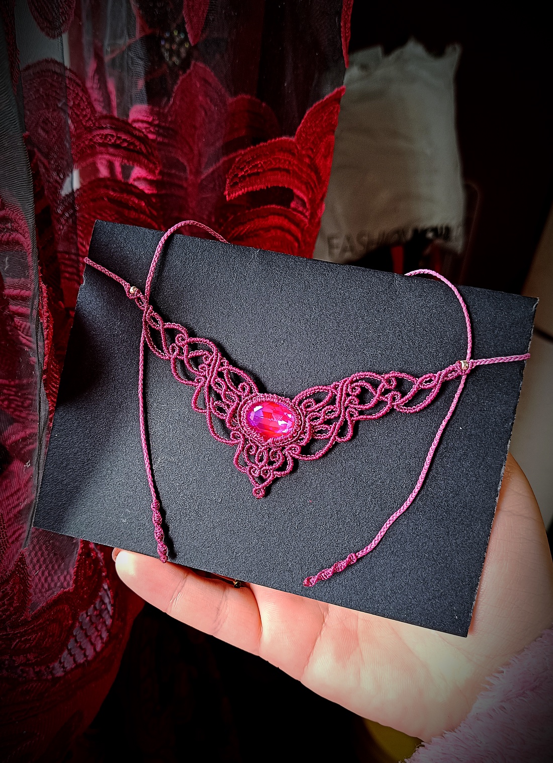 Colier delicat magenta micromacrame cu cristal Preciosa - bijuterii - coliere - colier y - Artynos.ro Colier delicat magenta micromacrame cu cristal Preciosa - bijuterii - coliere - colier y - Artynos.ro
