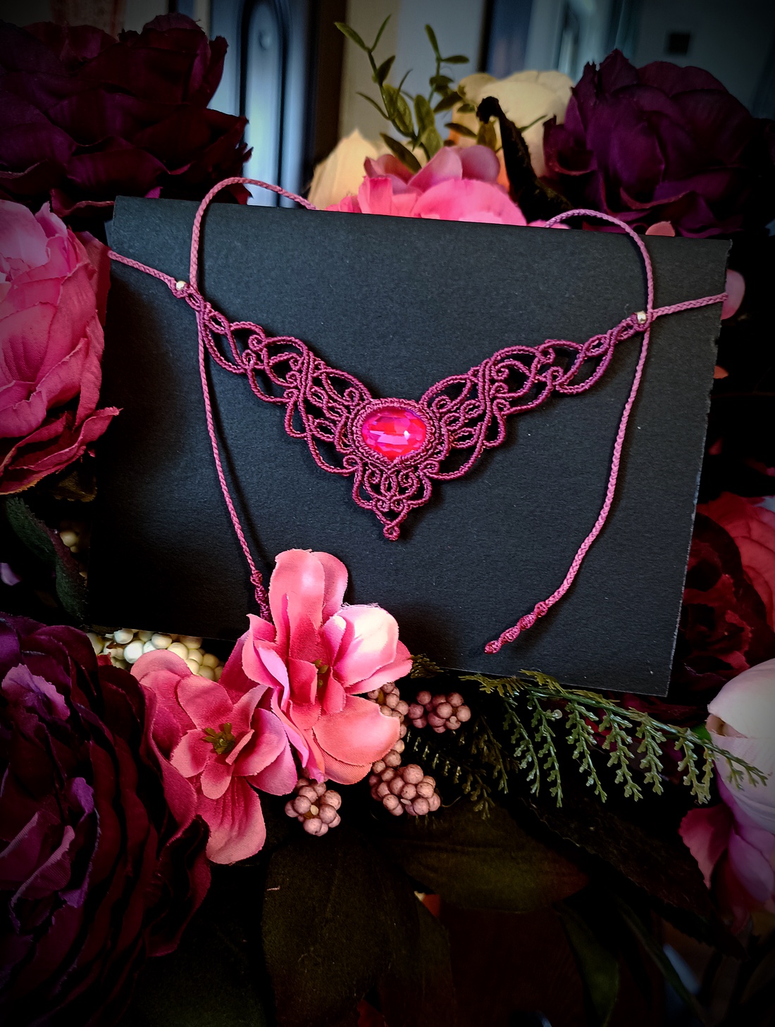 Colier delicat magenta micromacrame cu cristal Preciosa - bijuterii - coliere - colier y - Artynos.ro Colier delicat magenta micromacrame cu cristal Preciosa - bijuterii - coliere - colier y - Artynos.ro