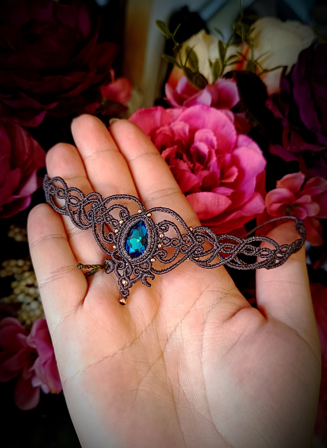 Colier choker micromacrame cu cristal albastru Preciosa - bijuterii - coliere - colier y - Artynos.ro Colier choker micromacrame cu cristal albastru Preciosa - bijuterii - coliere - colier y - Artynos.ro
