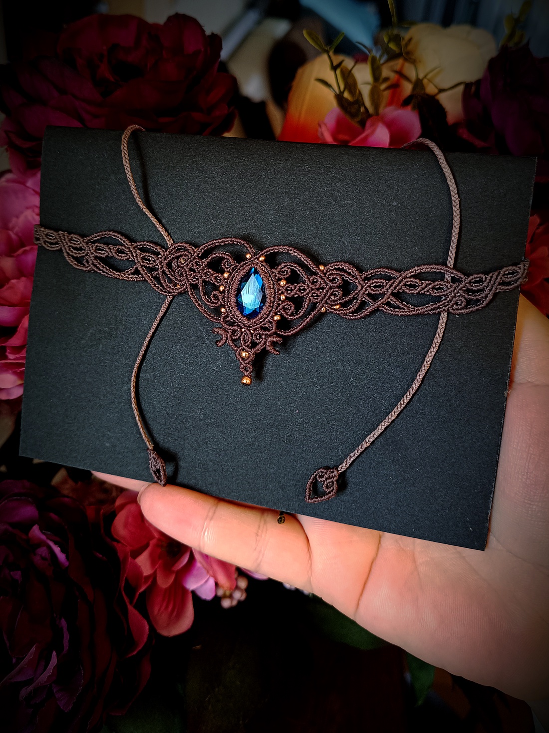 Colier choker micromacrame cu cristal albastru Preciosa - bijuterii - coliere - colier y - Artynos.ro Colier choker micromacrame cu cristal albastru Preciosa - bijuterii - coliere - colier y - Artynos.ro