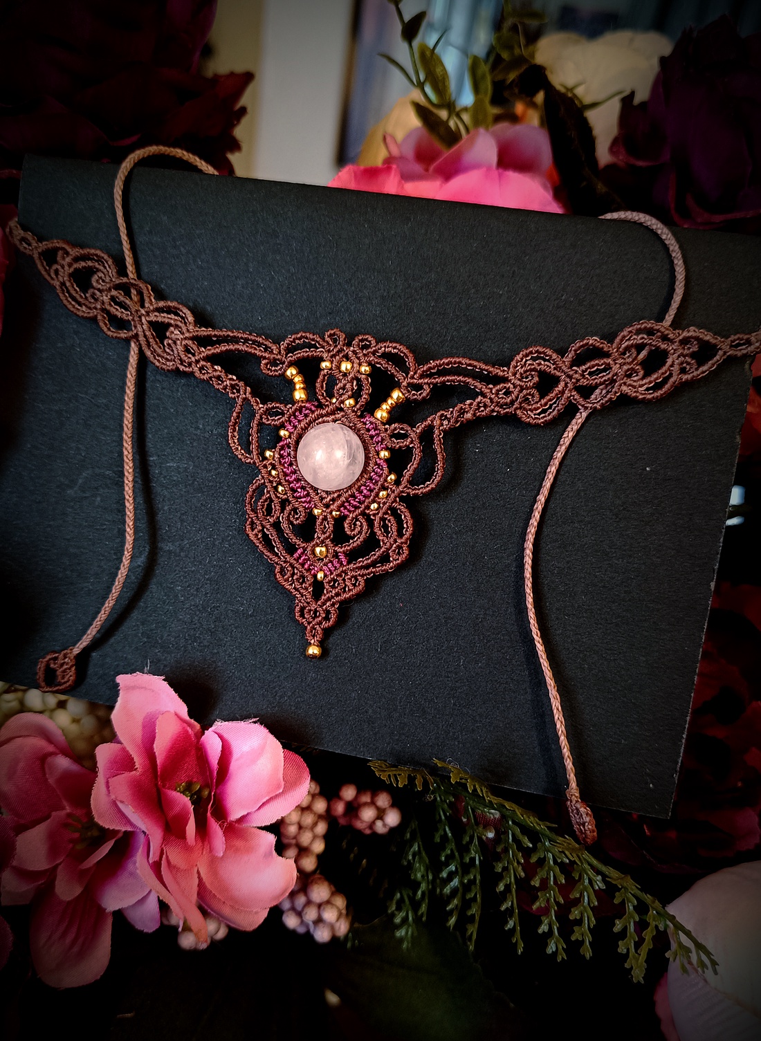 Colier Goddess micromacrame cu Cuart Roz - bijuterii - coliere - colier y - Artynos.ro Colier Goddess micromacrame cu Cuart Roz - bijuterii - coliere - colier y - Artynos.ro