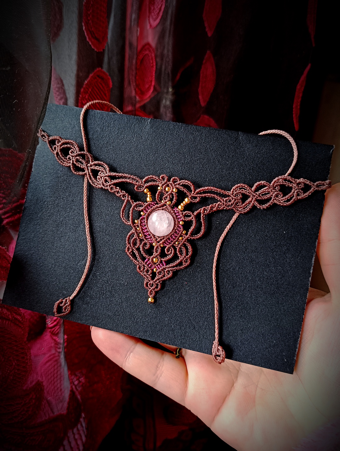 Colier Goddess micromacrame cu Cuart Roz - bijuterii - coliere - colier y - Artynos.ro Colier Goddess micromacrame cu Cuart Roz - bijuterii - coliere - colier y - Artynos.ro