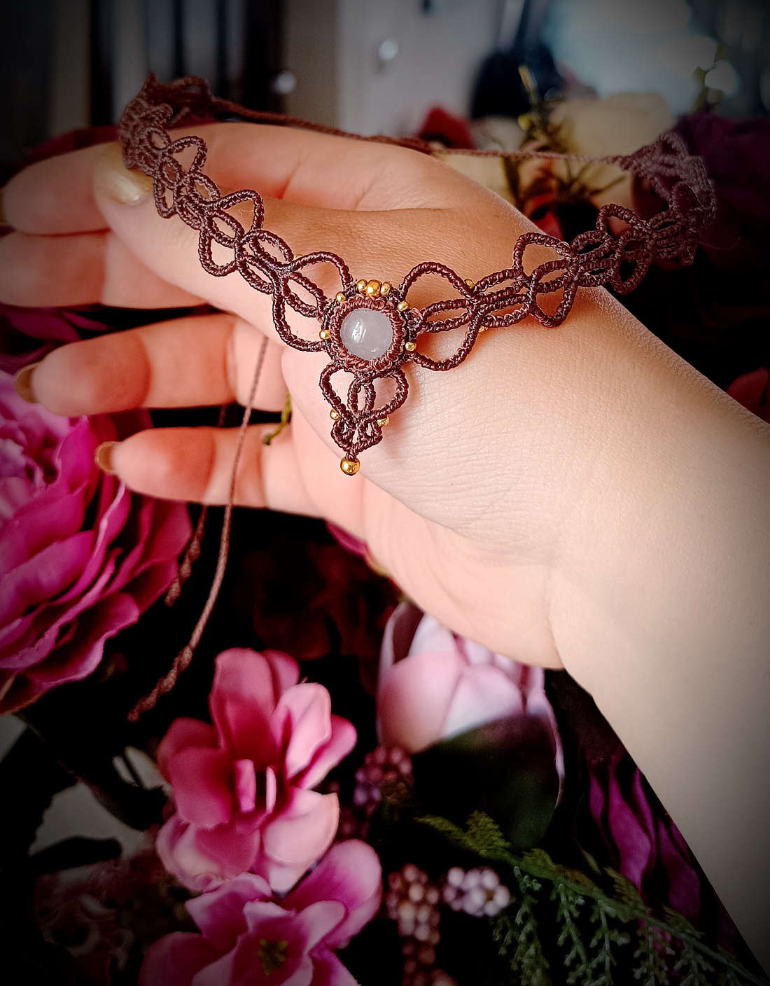 Colier delicat micromacrame cu Cuart Roz - bijuterii - coliere - colier y - Artynos.ro Colier delicat micromacrame cu Cuart Roz - bijuterii - coliere - colier y - Artynos.ro