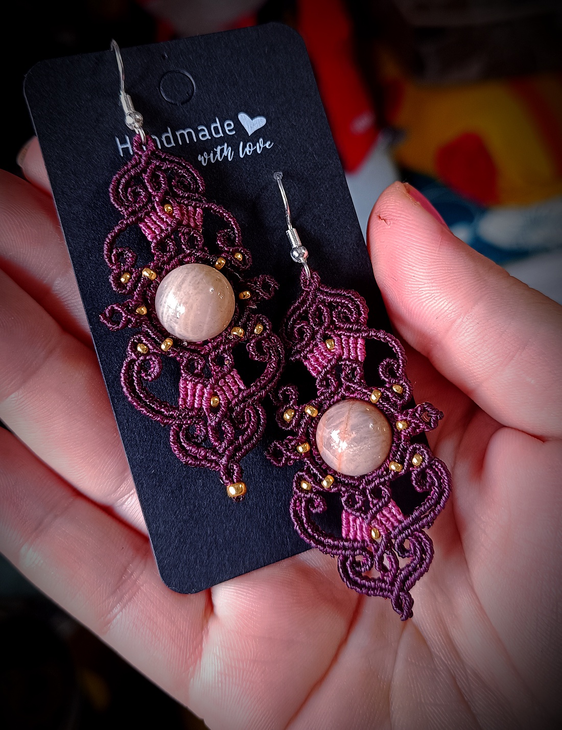 Cercei Violet Macrame Cu Piatra Lunii - bijuterii - cercei - cercei agățați - Artynos.ro Cercei Violet Macrame Cu Piatra Lunii - bijuterii - cercei - cercei agățați - Artynos.ro