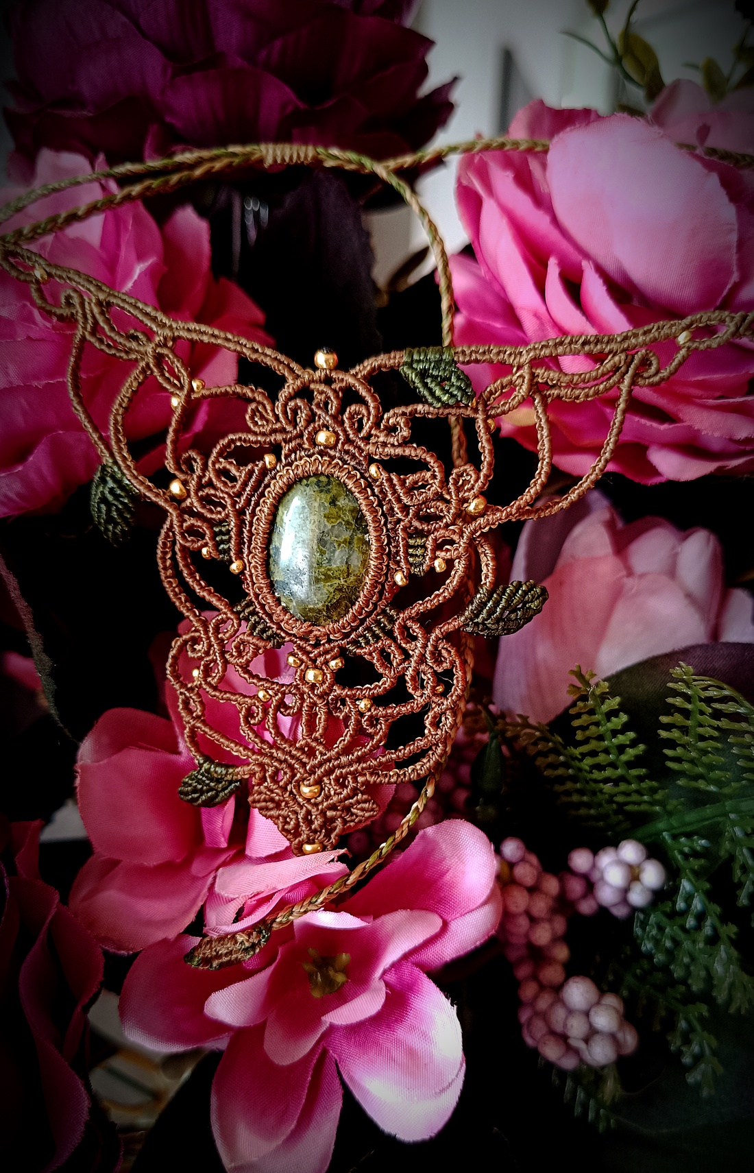 Colier pădure macrame cu cristal Unakite - bijuterii - coliere - colier y - Artynos.ro Colier pădure macrame cu cristal Unakite - bijuterii - coliere - colier y - Artynos.ro
