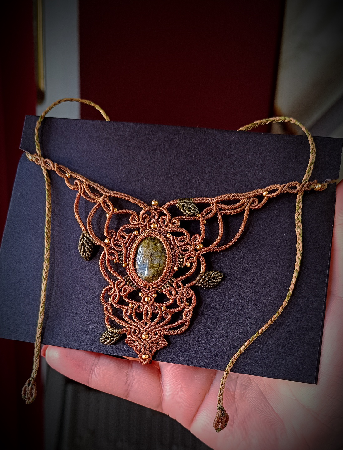 Colier pădure macrame cu cristal Unakite - bijuterii - coliere - colier y - Artynos.ro Colier pădure macrame cu cristal Unakite - bijuterii - coliere - colier y - Artynos.ro