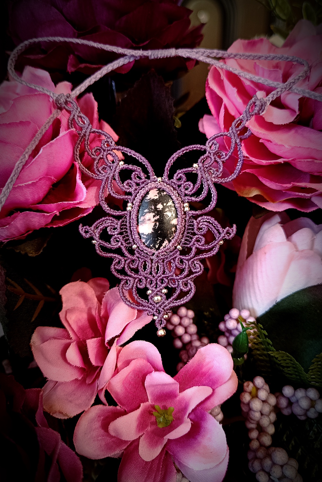 Colier macrame mov lavanda cu cristal Rodonit - bijuterii - coliere - colier y - Artynos.ro Colier macrame mov lavanda cu cristal Rodonit - bijuterii - coliere - colier y - Artynos.ro