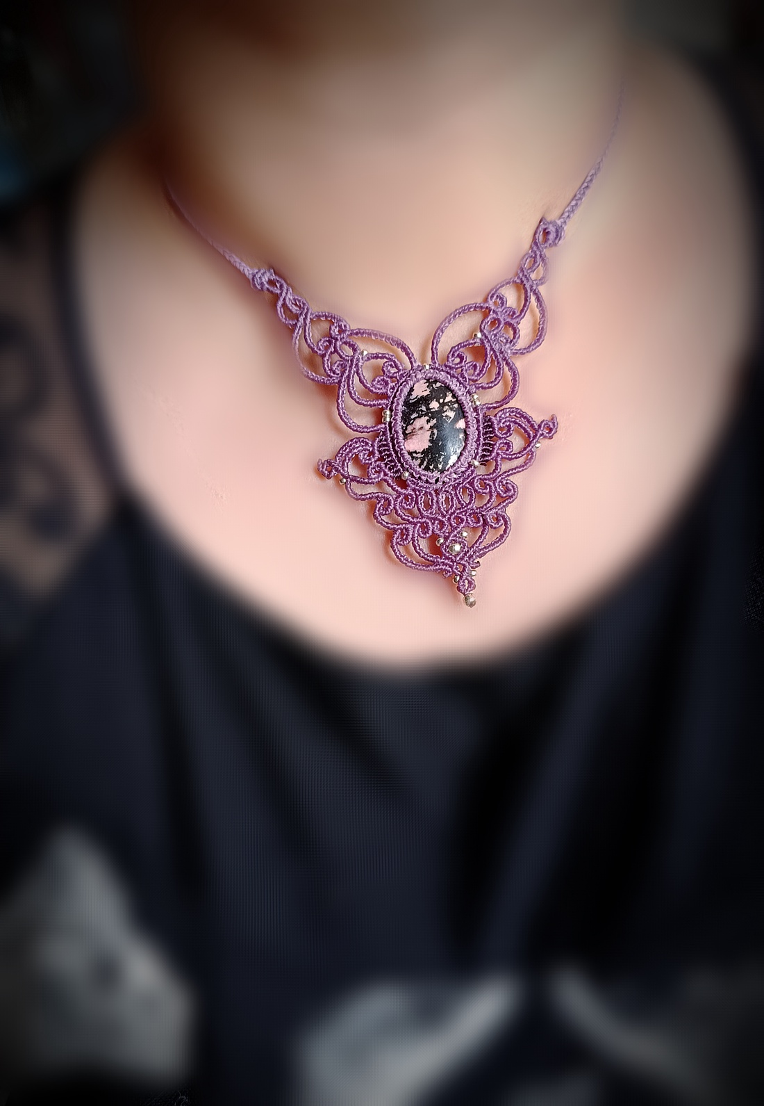 Colier macrame mov lavanda cu cristal Rodonit - bijuterii - coliere - colier y - Artynos.ro Colier macrame mov lavanda cu cristal Rodonit - bijuterii - coliere - colier y - Artynos.ro