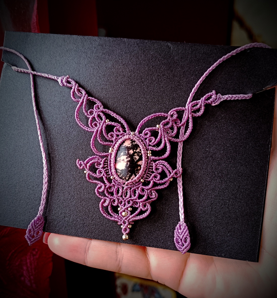 Colier macrame mov lavanda cu cristal Rodonit - bijuterii - coliere - colier y - Artynos.ro Colier macrame mov lavanda cu cristal Rodonit - bijuterii - coliere - colier y - Artynos.ro