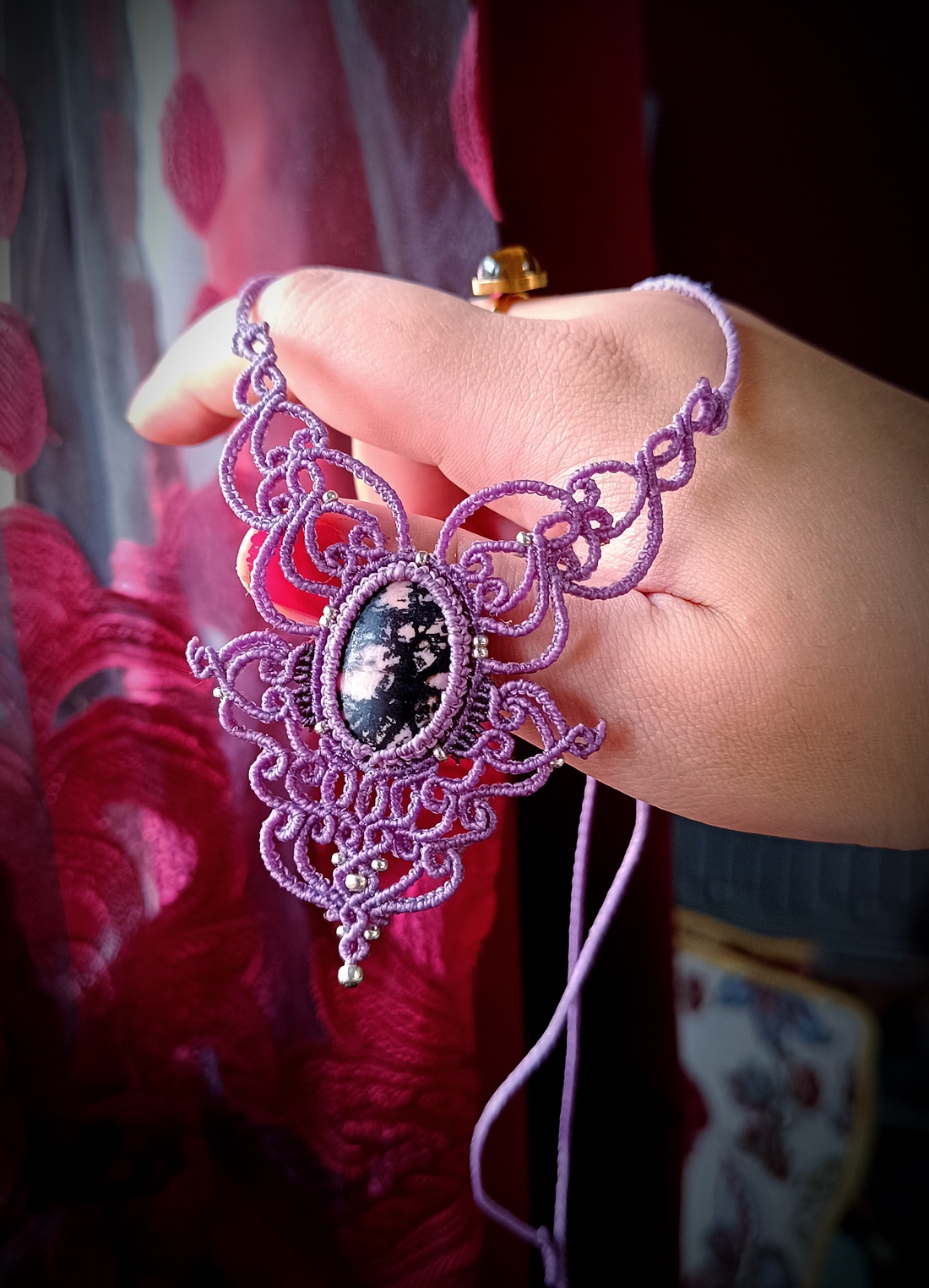 Colier macrame mov lavanda cu cristal Rodonit - bijuterii - coliere - colier y - Artynos.ro Colier macrame mov lavanda cu cristal Rodonit - bijuterii - coliere - colier y - Artynos.ro