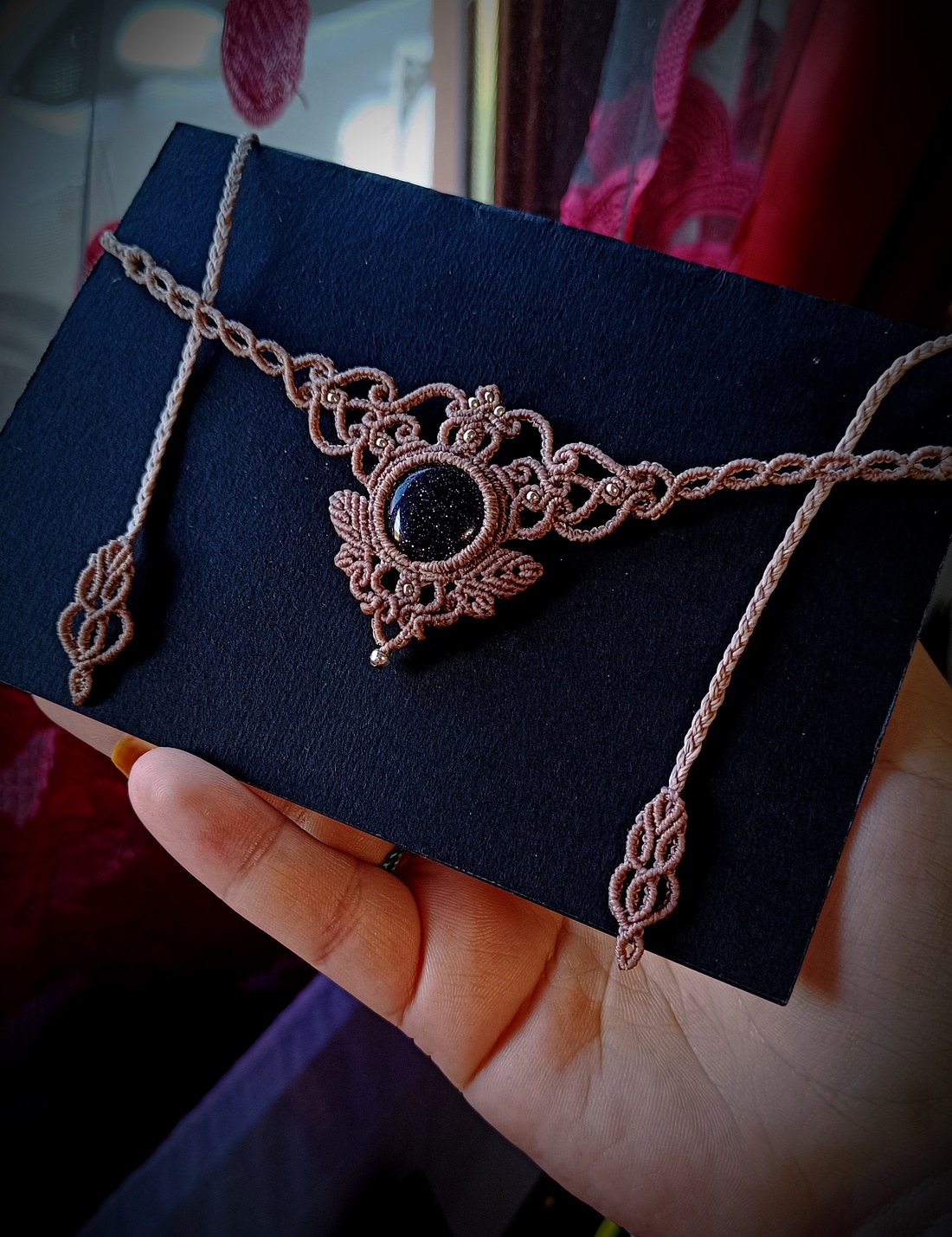 Colier frunze micromacrame cu piatra soarelui  - bijuterii - coliere - chockere - Artynos.ro Colier frunze micromacrame cu piatra soarelui  - bijuterii - coliere - chockere - Artynos.ro