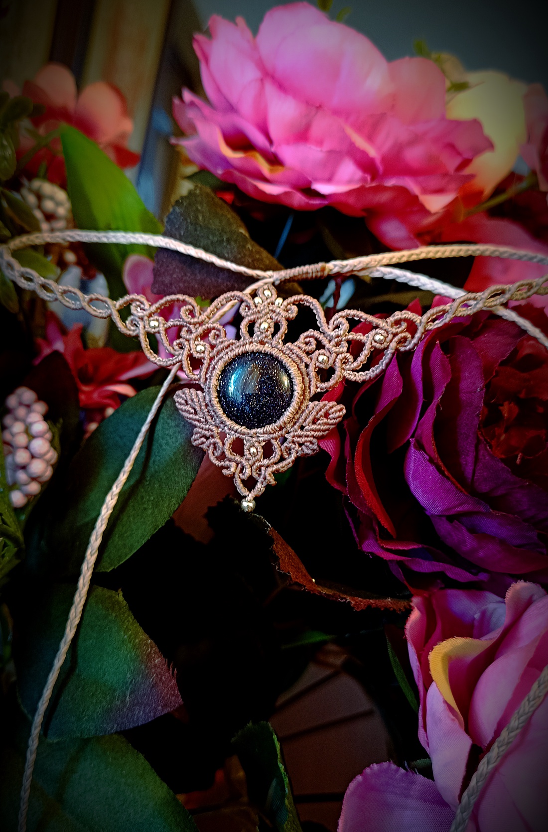 Colier frunze micromacrame cu piatra soarelui  - bijuterii - coliere - chockere - Artynos.ro Colier frunze micromacrame cu piatra soarelui  - bijuterii - coliere - chockere - Artynos.ro