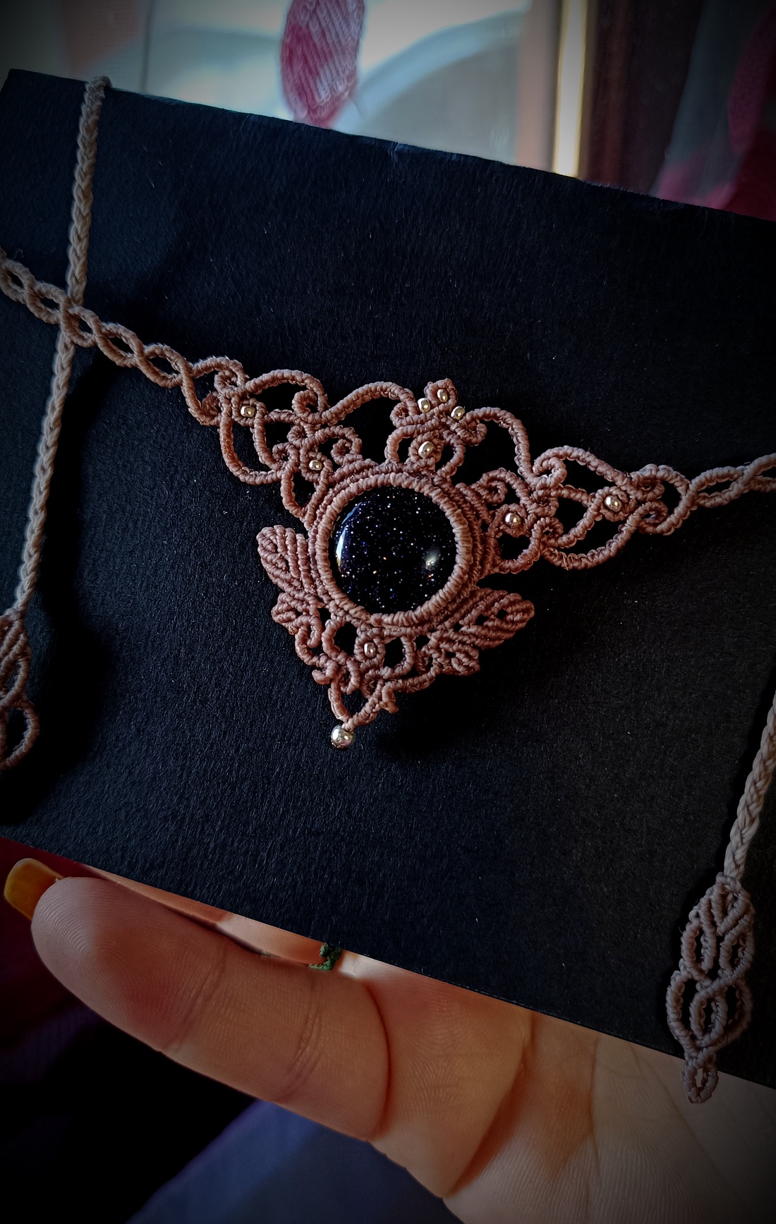 Colier frunze micromacrame cu piatra soarelui  - bijuterii - coliere - chockere - Artynos.ro Colier frunze micromacrame cu piatra soarelui  - bijuterii - coliere - chockere - Artynos.ro